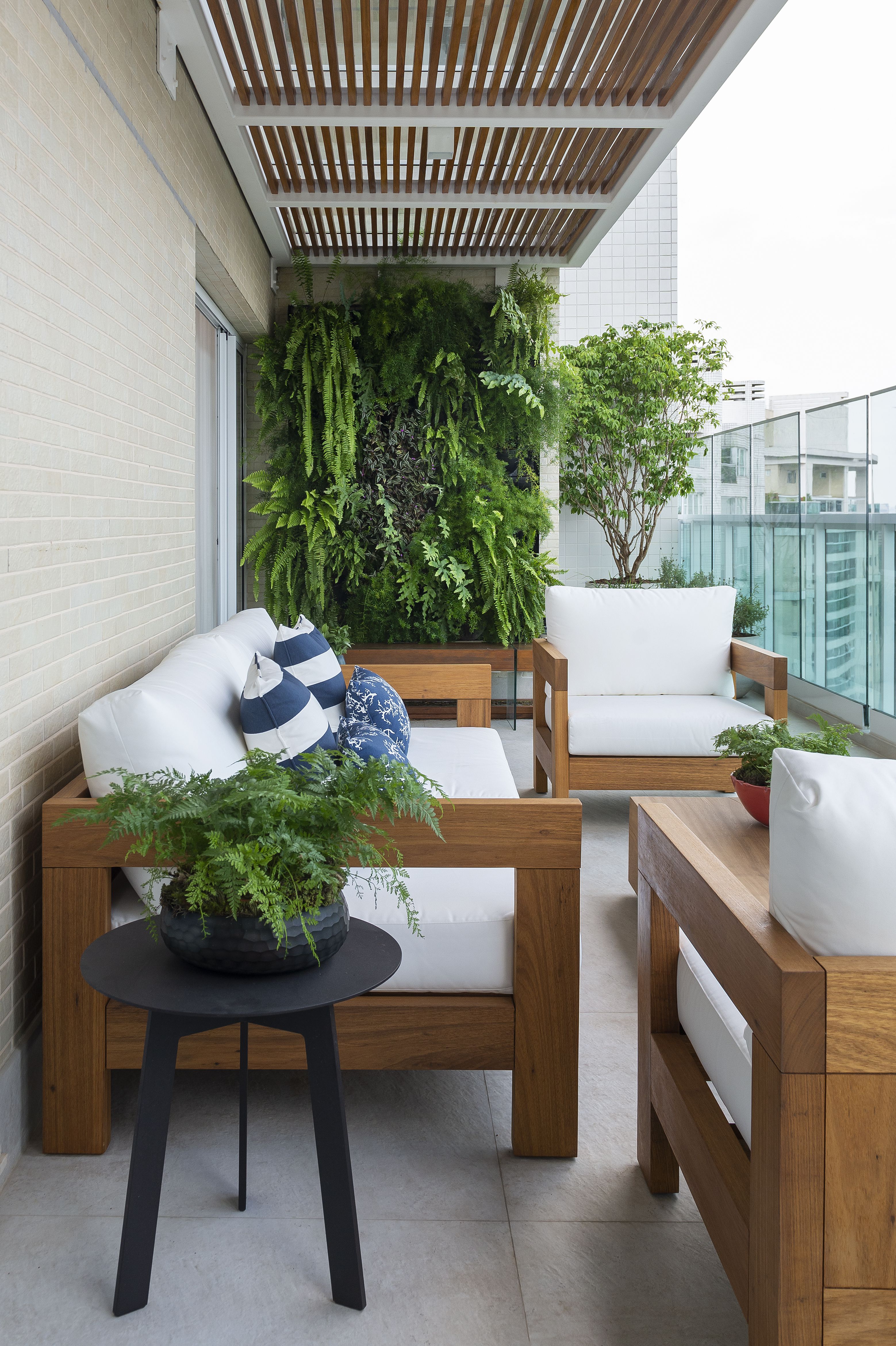 Um jardim vertical na varanda pode deixar qualquer projeto mais encantador (Projeto: Anna Gabriela Teixeira)