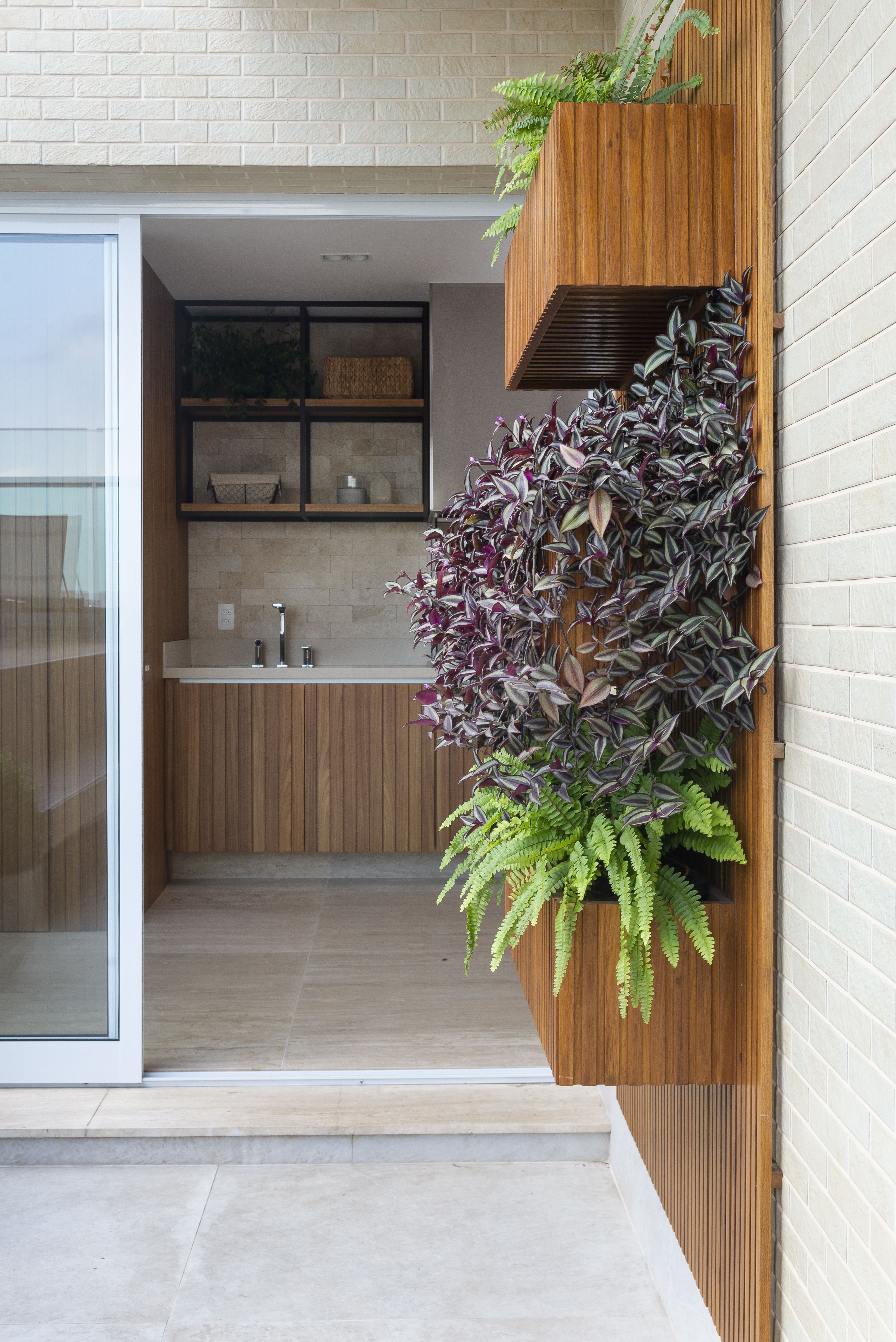 As prateleiras servem para acomodar as plantas na varanda sem ocupar muito espaço (Projeto: Anna Gabriela Teixeira)