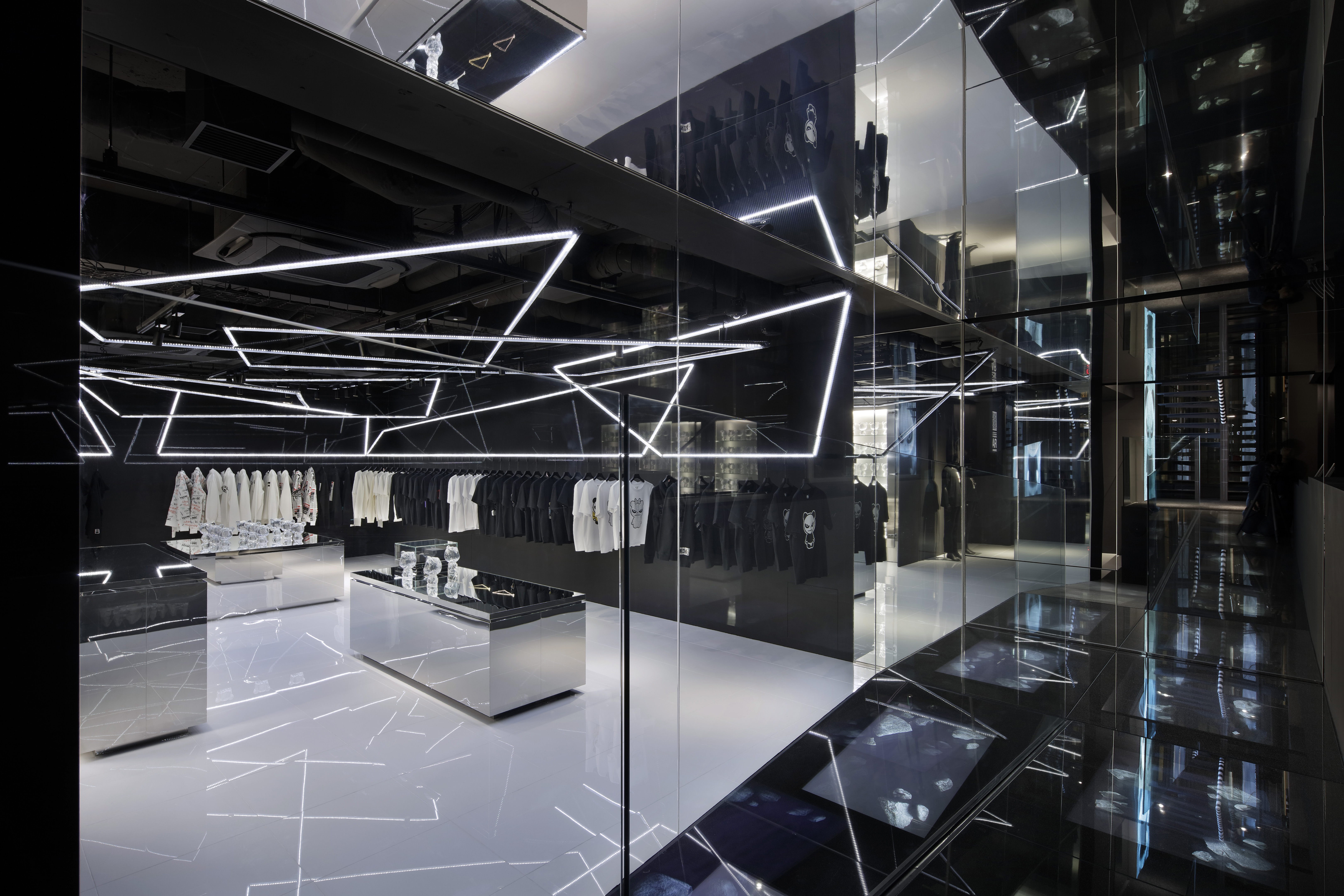 O design de interiores da loja é mais sóbrio e moderno, mas o diferencial é na experiência promovida pela tecnologia (Foto: Satoshio Shigeta / Cortesia Curiosity)