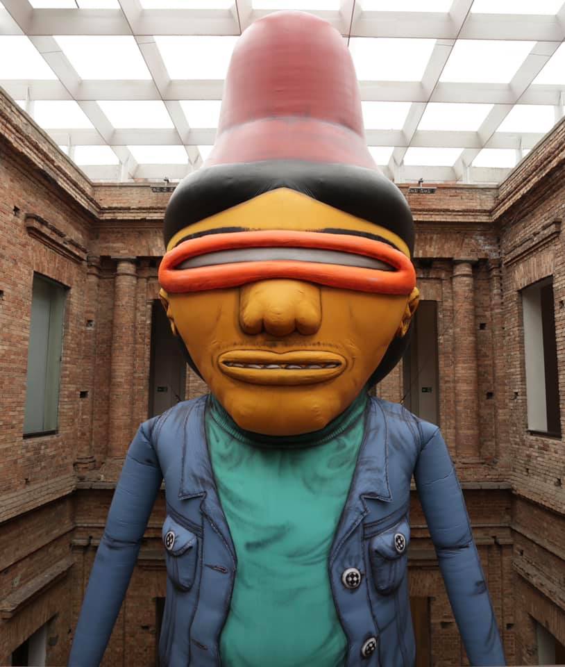2 Escultura Gigante, de Osgêmeos, na Pinacoteca. Com 17 metros de altura, o boneco inflável foi criado para um espetáculo de dança em Berlim, em 2019, e está pela primeira vez no Brasil (Foto divulgação Pinacoteca)