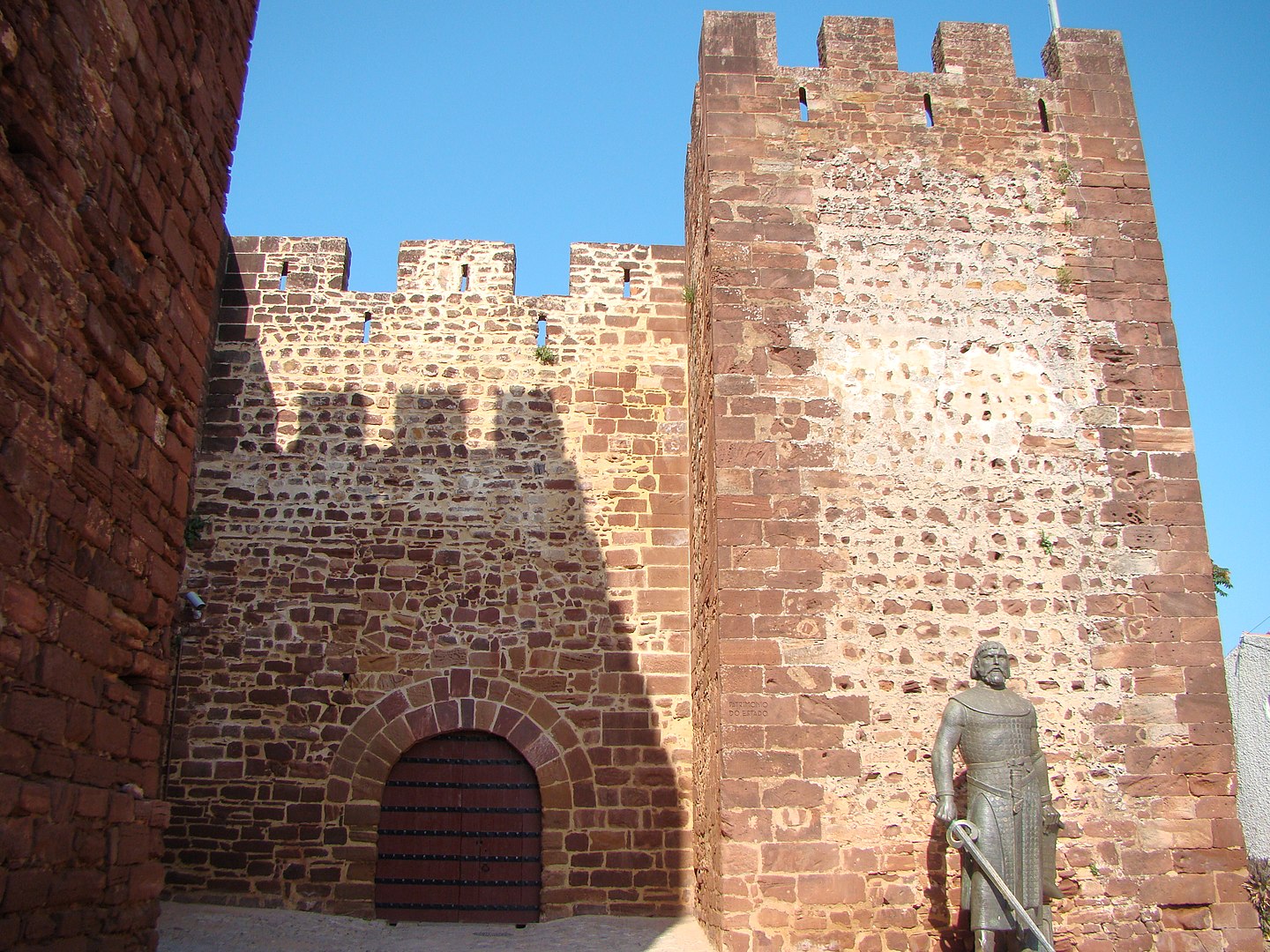 Detalhe da entrada do Castelo de Silves, no Algarve, um dos exemplares mais bem preservados do período mouro (Foto: Lacobrigo)