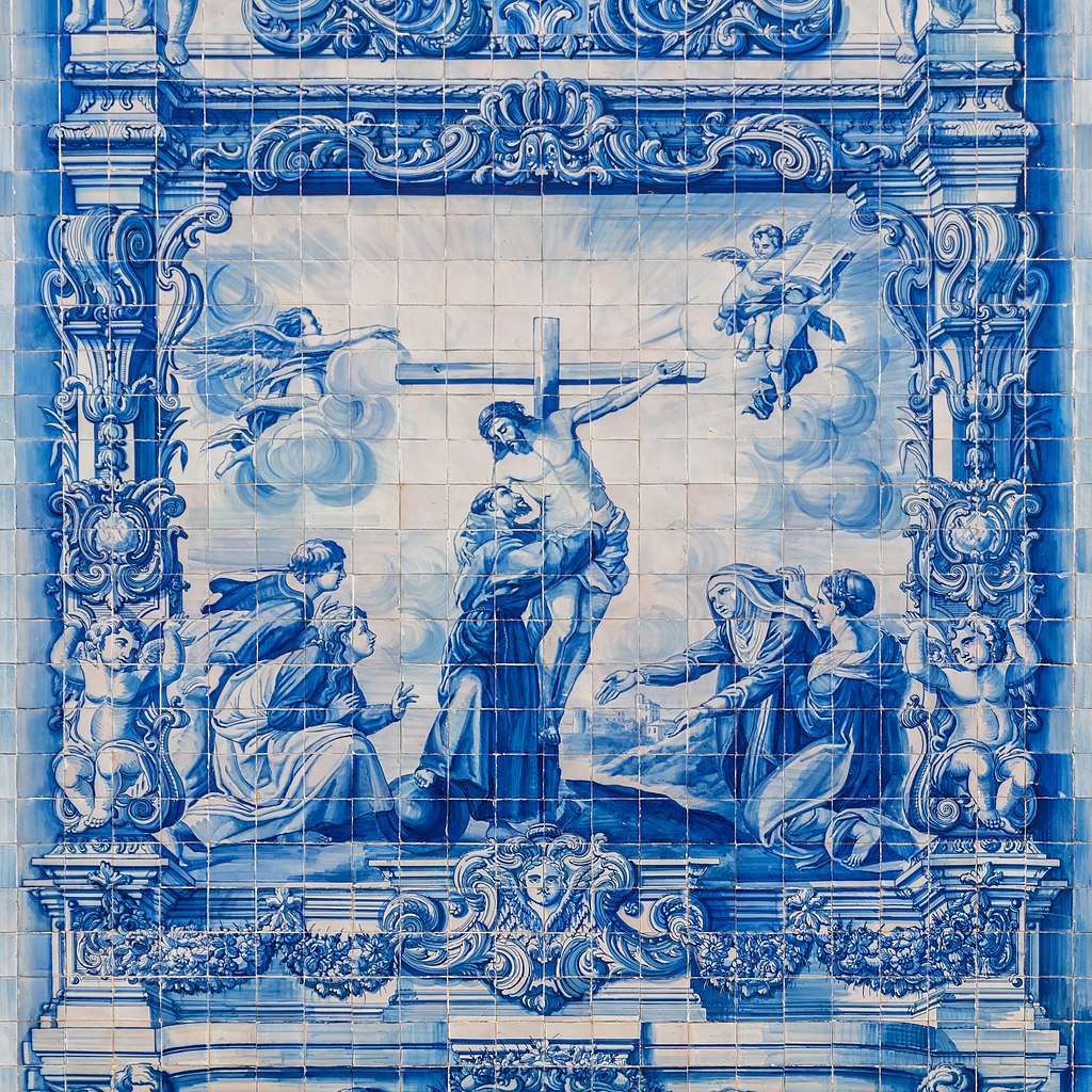 Detalhe da fachada em azulejos da Capela das Almas, no Porto, um típico exemplo da tradição da azulejaria portuguesa (Foto: Krzysztof Golik)