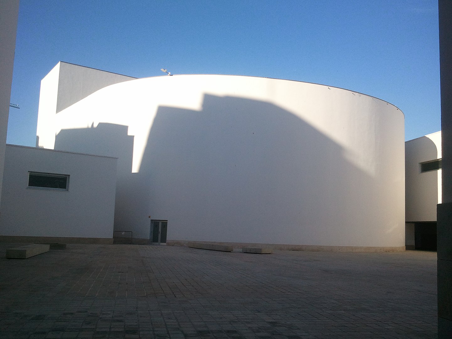 Auditório Manzana del Revellín, em Ceuta, na Espanha, assinado por Álvaro Siza, um dos maiores arquitetos portugueses de todos os tempos (Foto: Xemenendura)