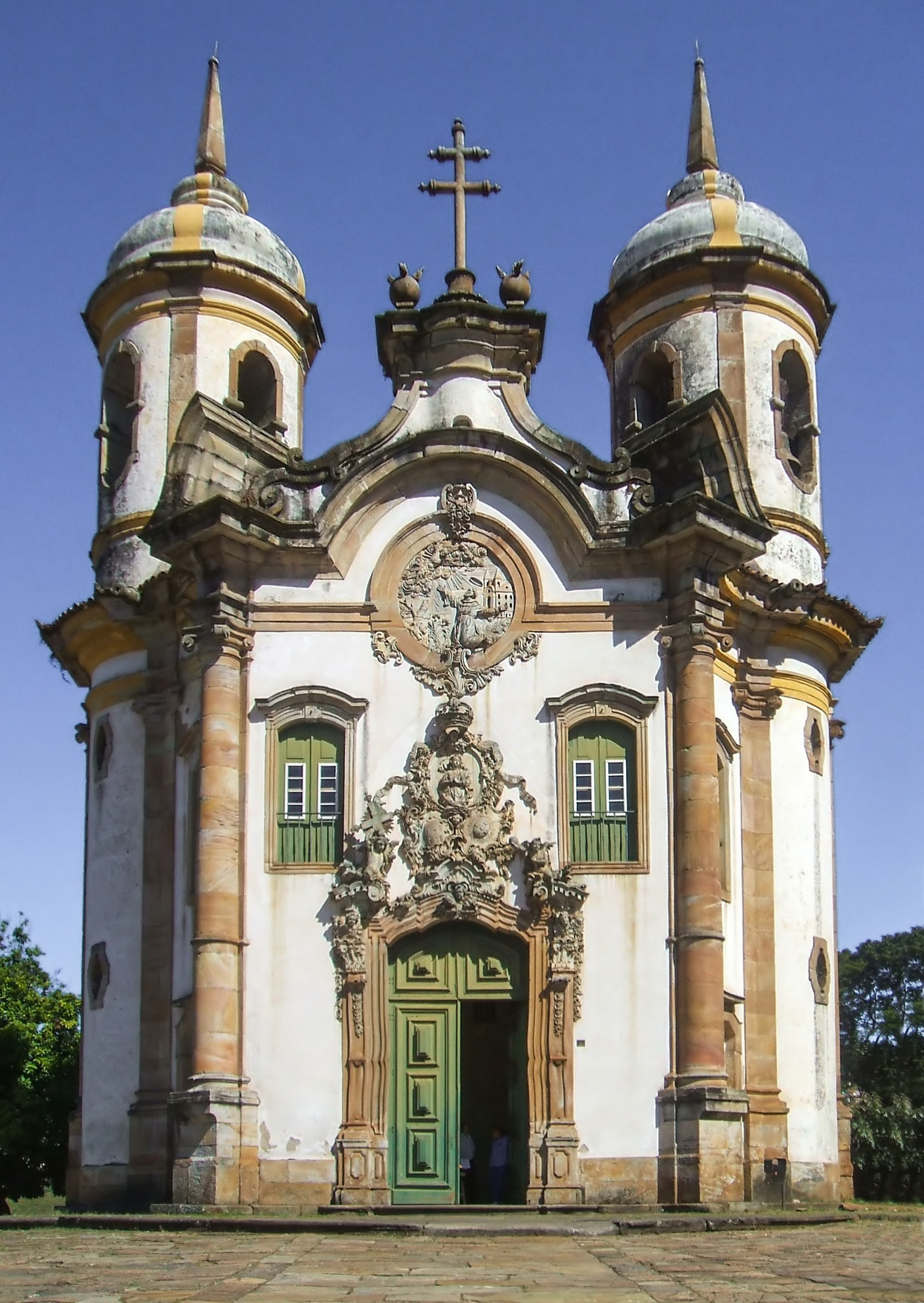 Fachada da Igreja de São Francisco de Assis, em Ouro Preto, um exemplo da influência da arquitetura portuguesa no Brasil (Foto: Sarah and Iain)