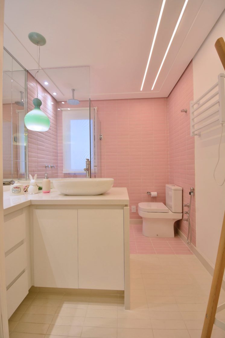 banheiro infantil com cor rosa, espaçoso 
