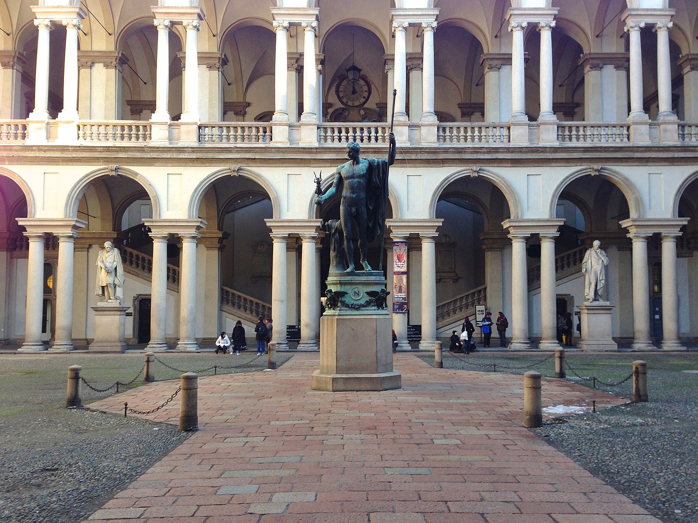 Pátio do Palazzo di Brera com uma cópia em bronze da estátua Napoleão de Antonio Canova (Foto: Karl Montague)