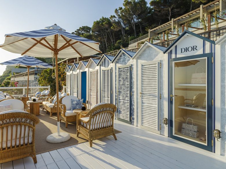 Os provadores que fazem uma releitura das cabines de praia Italianas (Créditos: Christen Pelou, Fonte: Retail Design Blog)