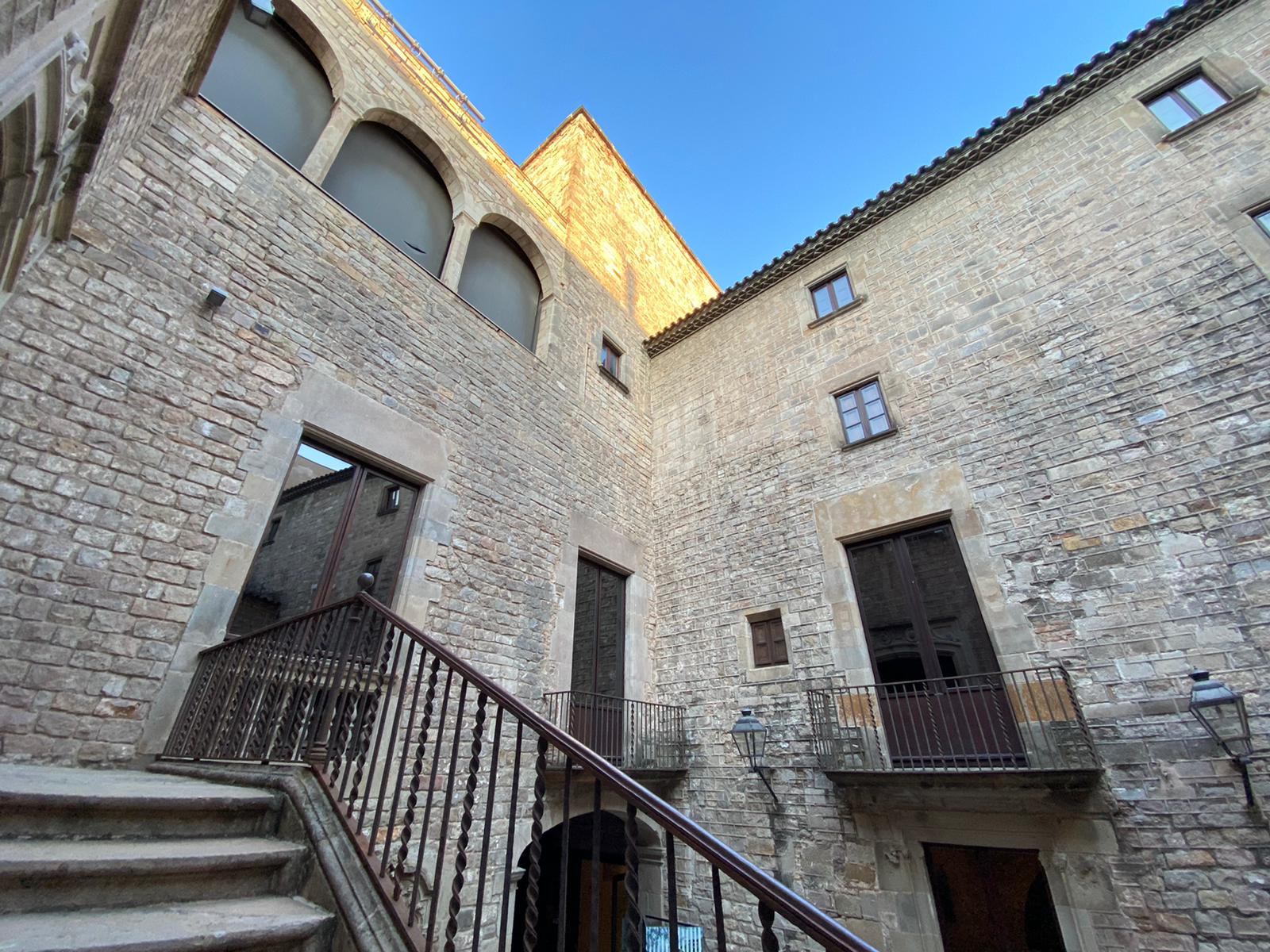 Entrada do museu pelo pátio interior e escadaria que passa para o andar principal. Típico layout da arquitetura gótica do século 13 e 14 (Foto: Barbara Cassou)