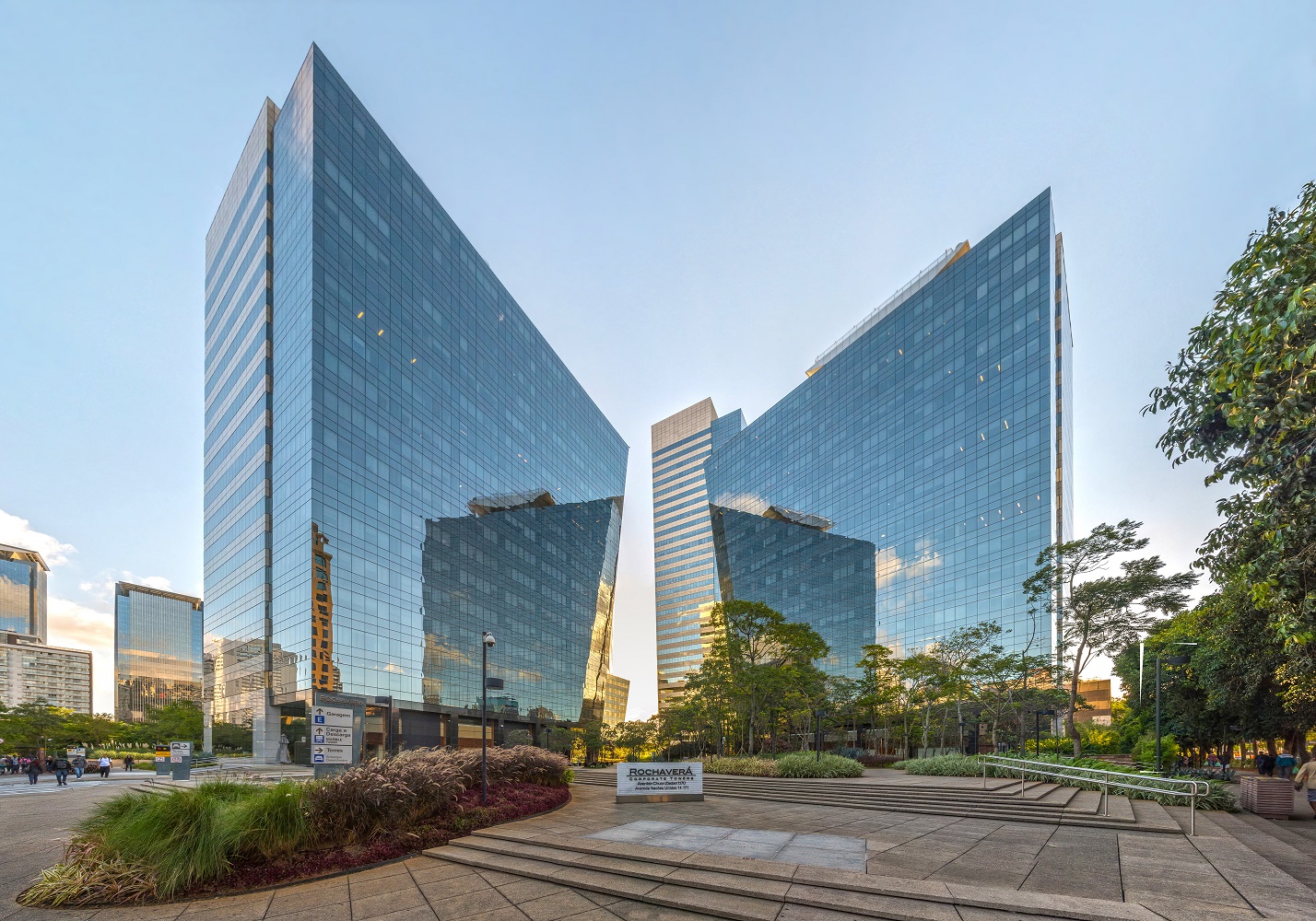 Localizado em São Paulo, o Rochaverá Corporate Towers aposta no uso de energia sustentável (Foto: Wilfredor)