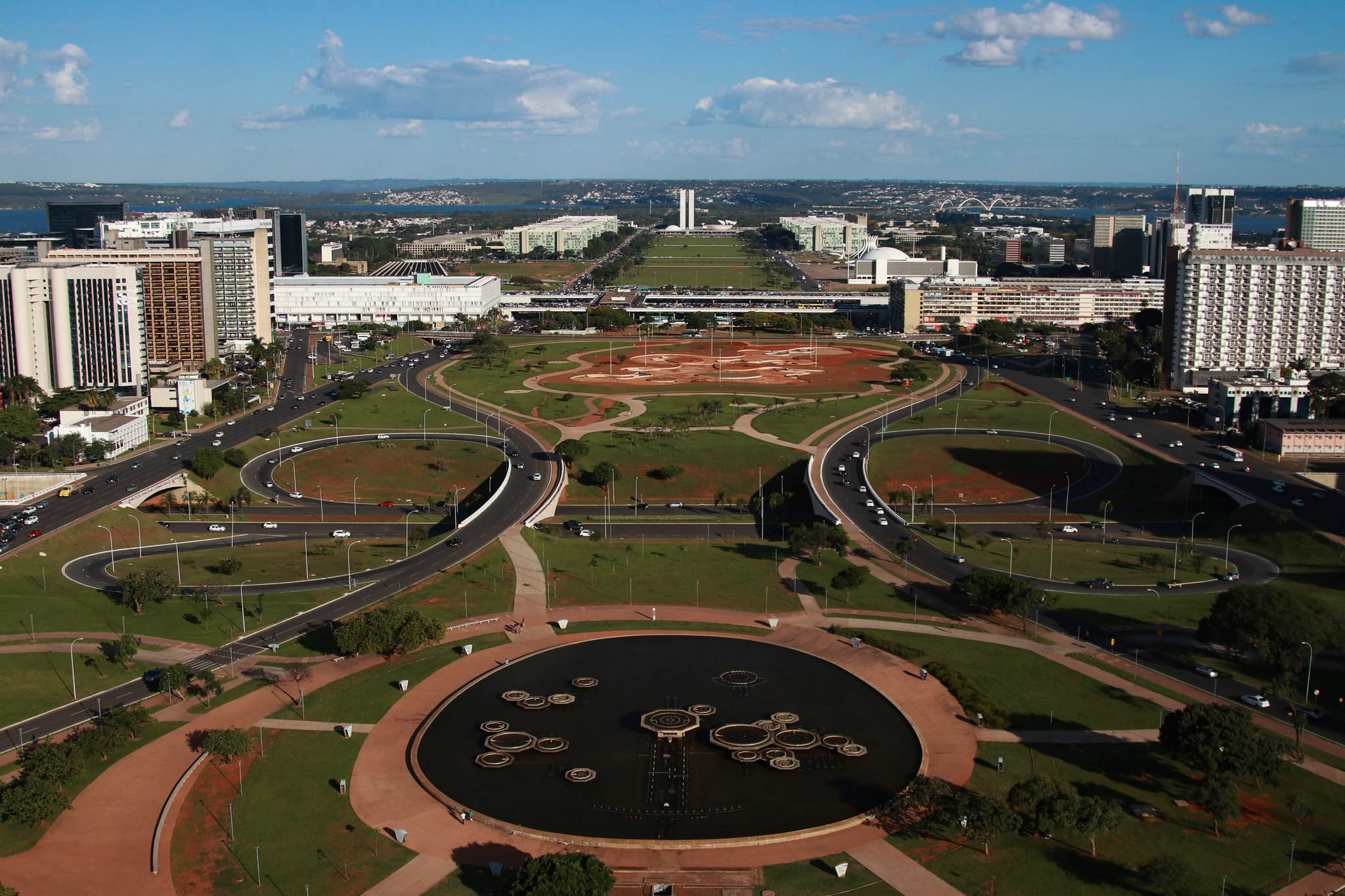 Vista aérea de Brasília, a cidade planejada mais conhecida do país, tem o plano piloto em formato de avião (Foto: Roberto Castro)