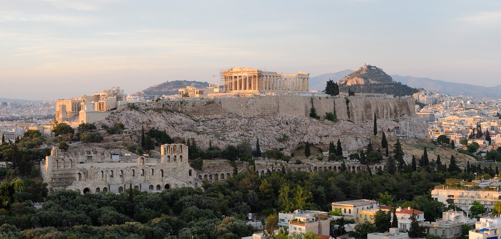 A Acrópole de Atenas com o Partenon no topo. A Atenas Antiga era uma das principais cidades-estado gregas. Uma forma de estudar essa sociedade é por meio da sua arquitetura (Foto: Christophe Meneboeuf)