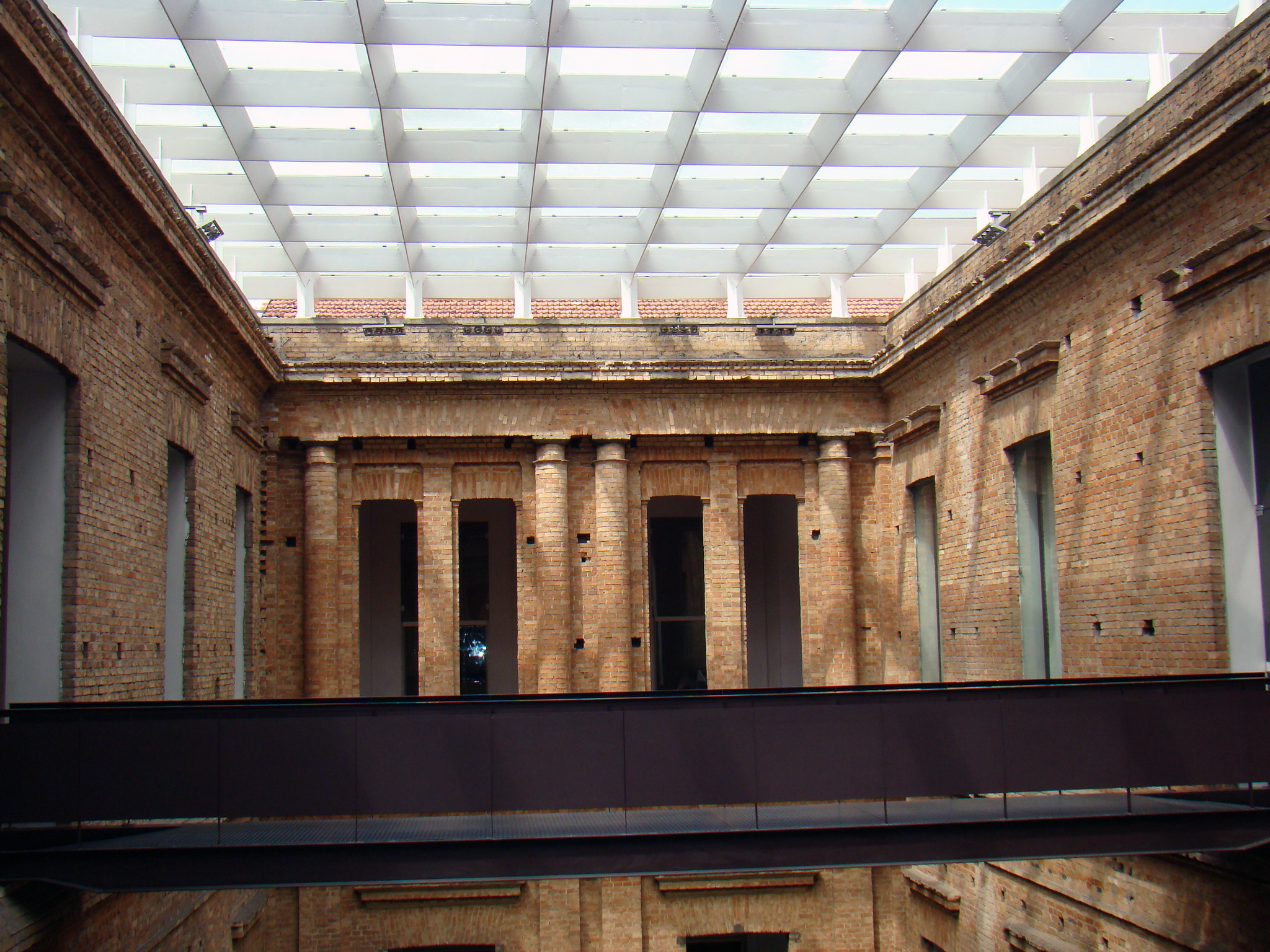 Vista interna do edifício sede da Pinacoteca do Estado de São Paulo após intervenção de Paulo Mendes Rocha (Foto: Rodrigo Soldon)