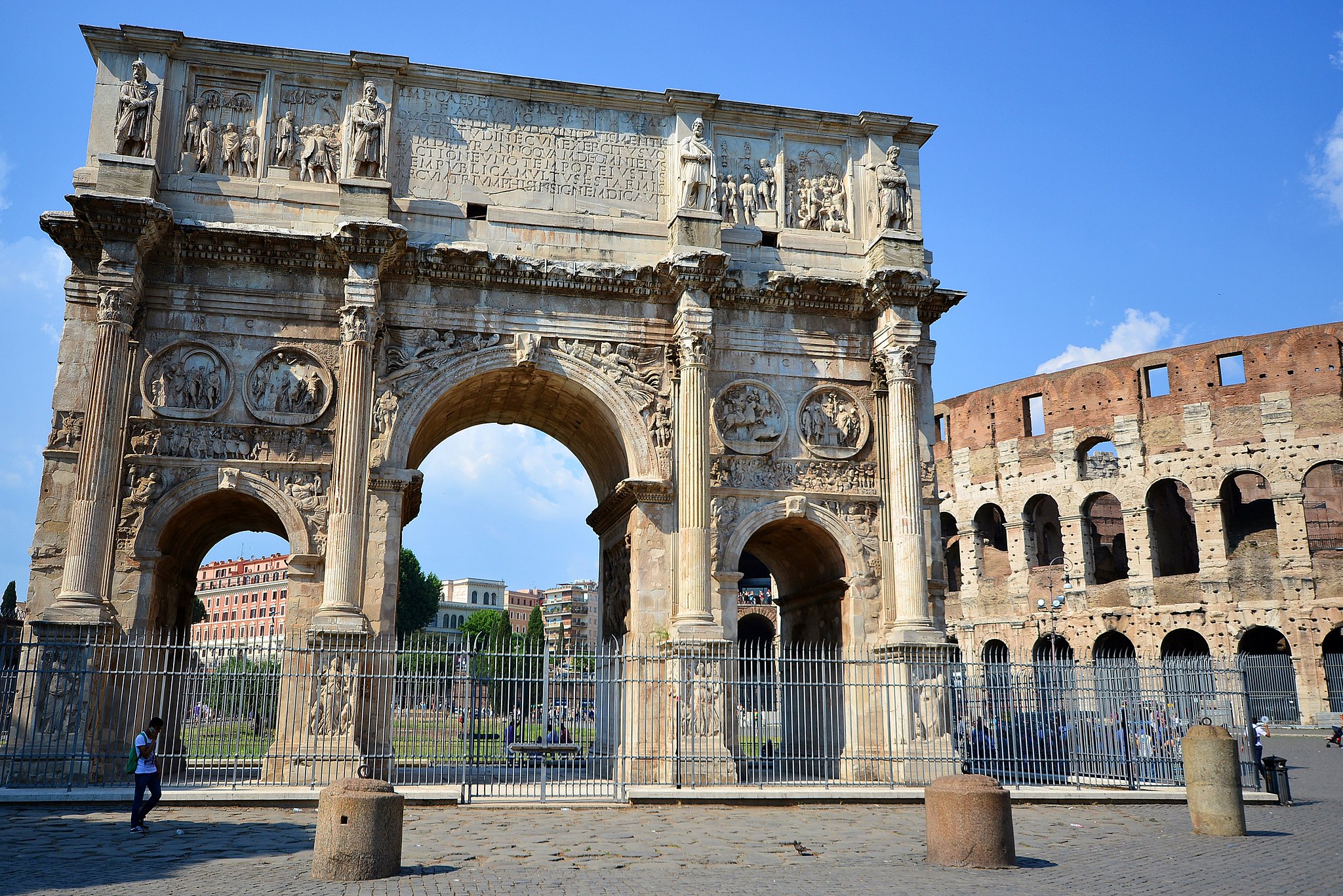 O Arco de Constantino, por exemplo, foi levantado com o objetivo de comemorar a vitória do imperador e suas tropas na Batalha da Ponte Mílvia, em 312. O legado arquitetônico prevalece como marca do êxito do combate, ao lado do Coliseu (Foto: Photo B.Cool)