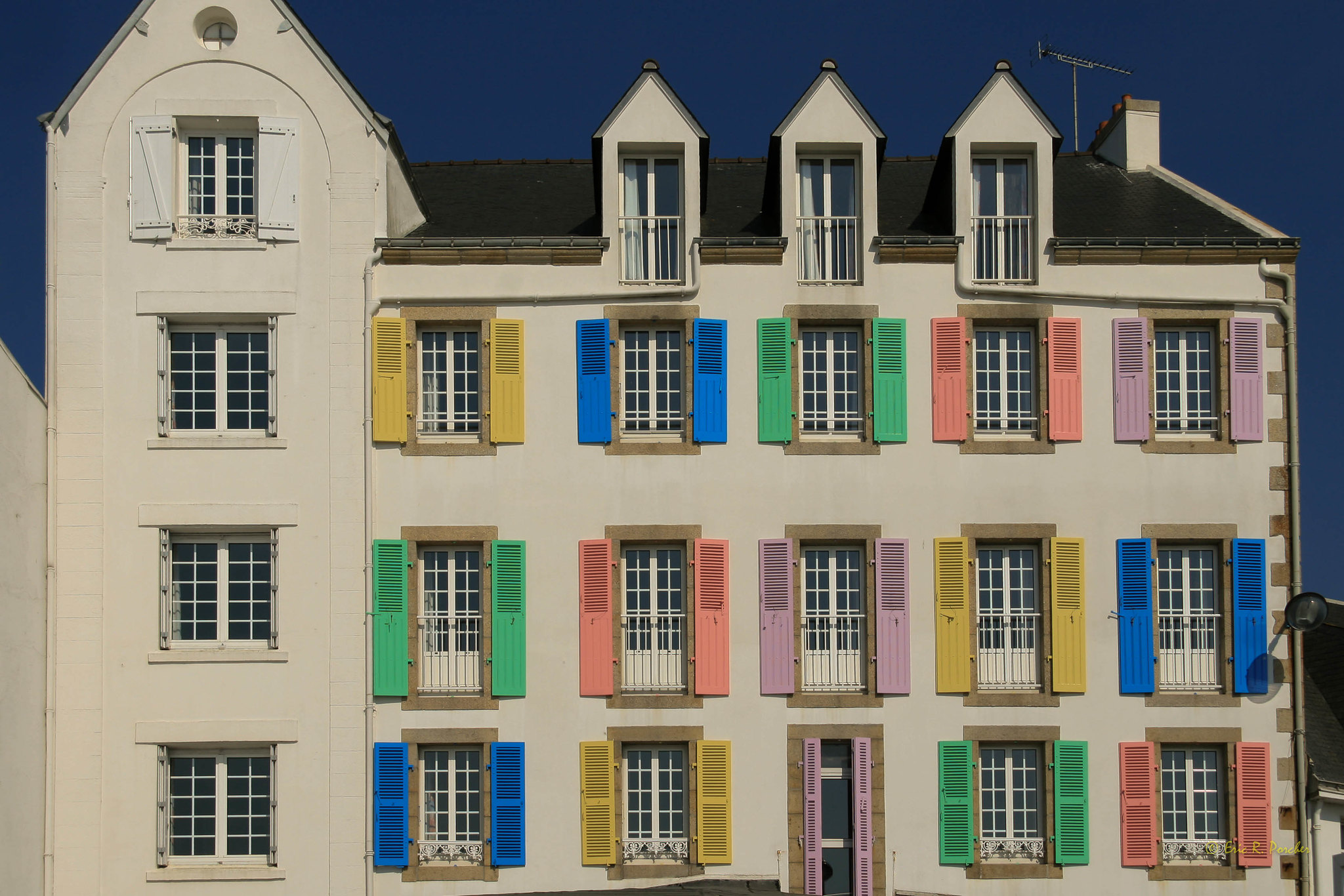 Se é difícil sintetizar em uma imagem a diversidade cultural que a arquitetura manifesta, as cores simbolizam com maestria essa qualidade intrínseca do mundo da construção (Foto: Eric R. Porcher)