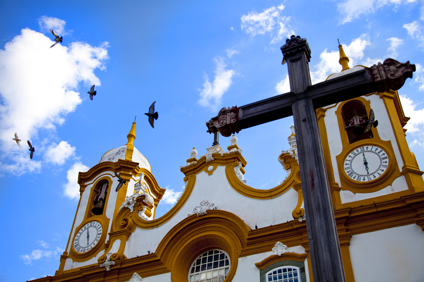 A robustez e as cores do barroco marcam a fachada da Igreja Matriz de Santo Antônio, em Tiradentes, Minas Gerais (Foto: Antonio Thomás Koenigkam Oliveira)