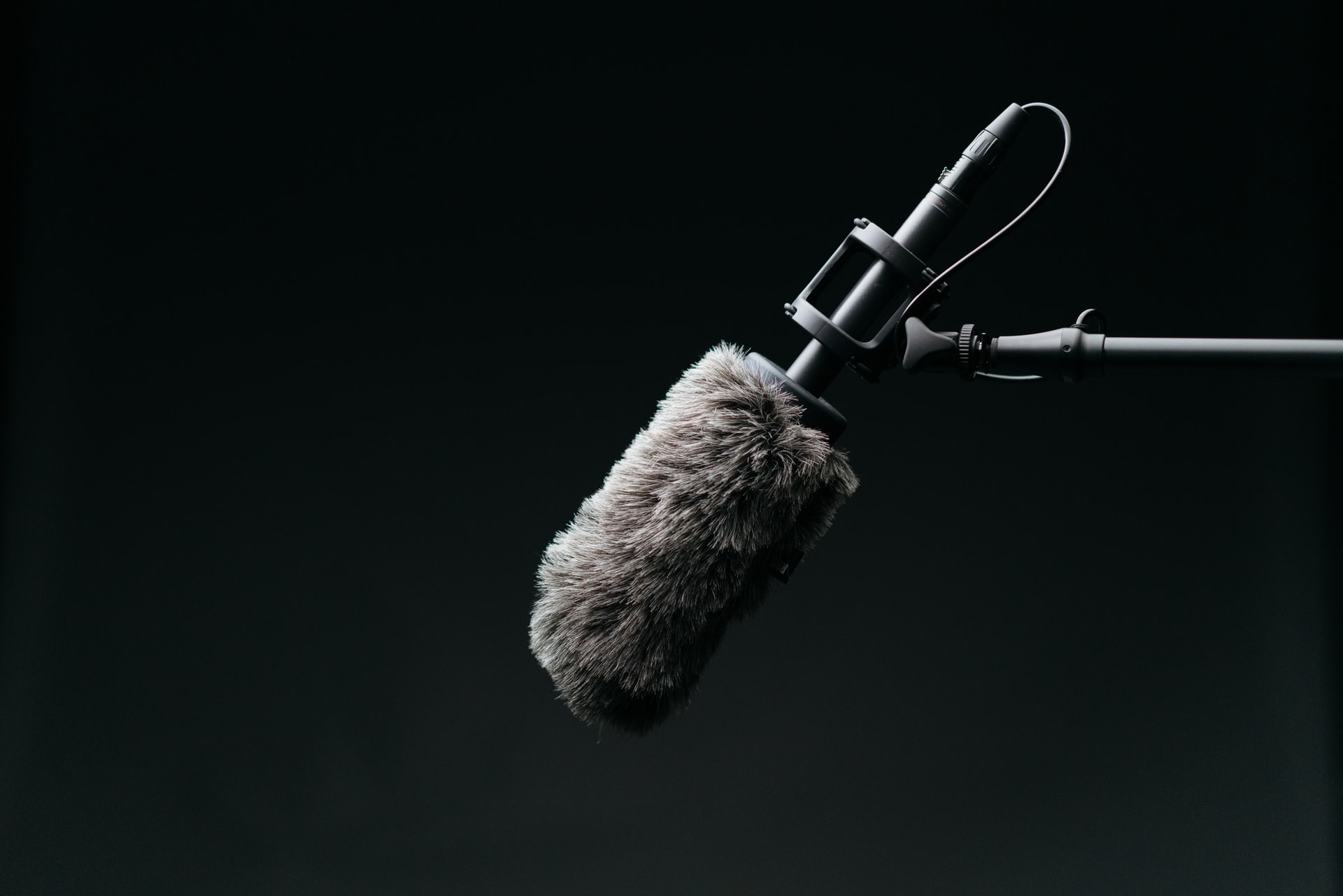  Microfones dinâmicos que podem fazer a diferença em seus vídeos são os de lapela, com ou sem fio, e os do tipo direcional, conhecidos como shotguns (Foto: Unsplash)