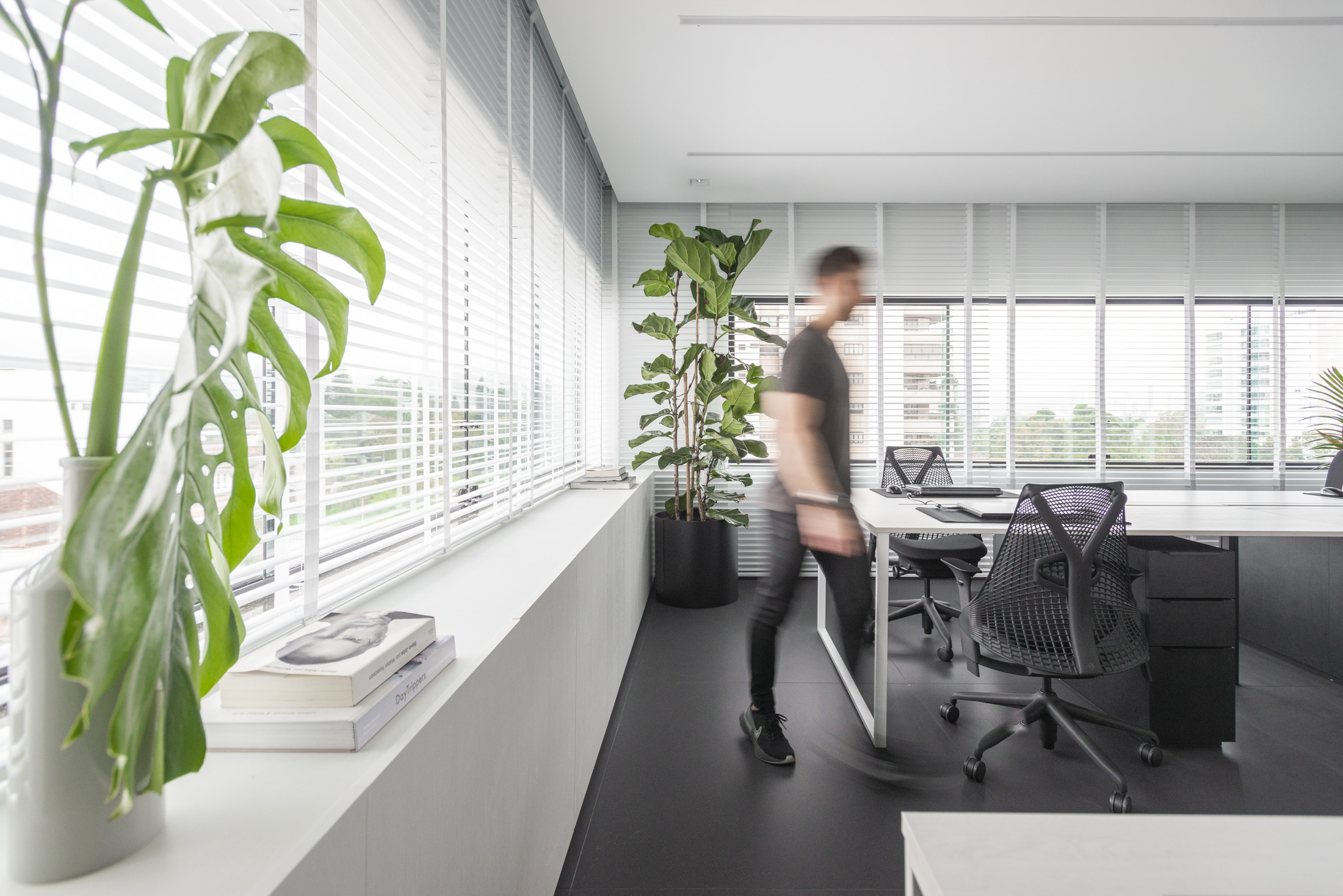 A sede do escritório Viva Arquitetura tem piso Mineral Black, acabamento Natural, no formato 120 x 120cm, da Portobello (Foto: Alex Zielinski)