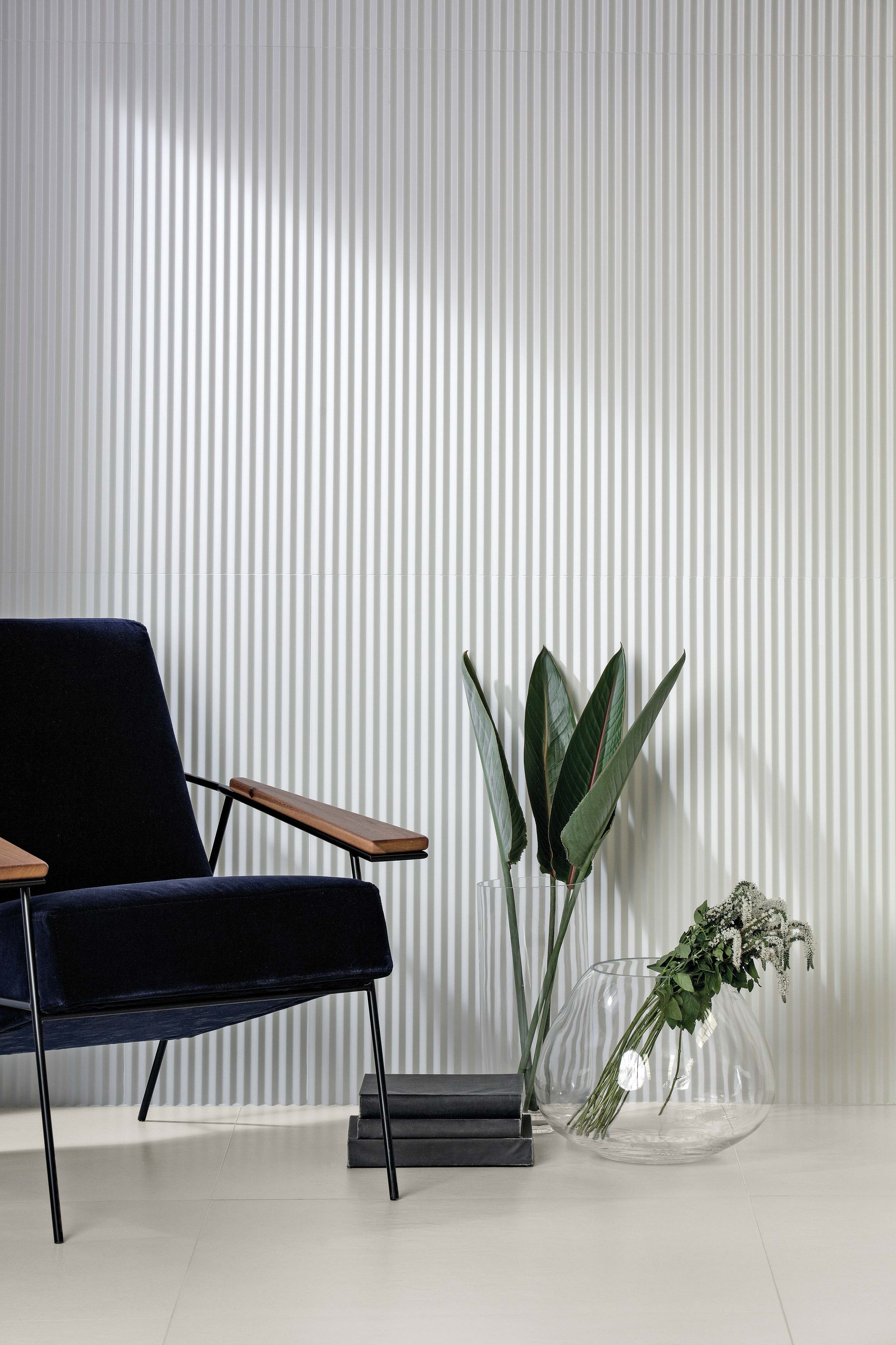 Paredes listradas verticais com porcelanato Zigzag White em projeto contemporâneo de sala de espera (Projeto: Portobello S.A.)