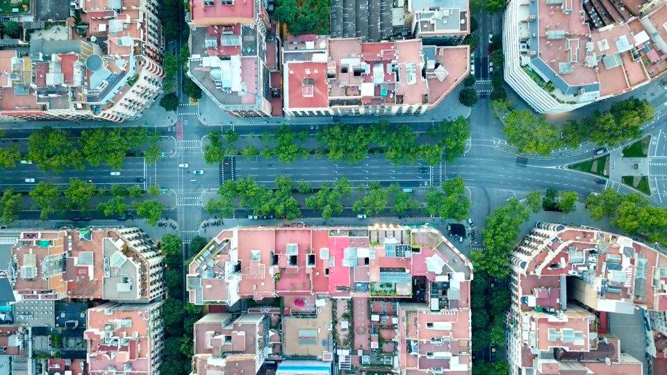 Vista aérea das quadras chanfradas, que hoje em dia servem de estacionamento de meios de transporte além de seguir facilitando a ventilação e circulação. Foto: Paulo Pusset