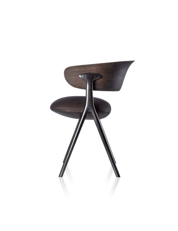 Geometria elegante na Cadeira Olive, que tem pés em metal fundido (Foto: divulgação)