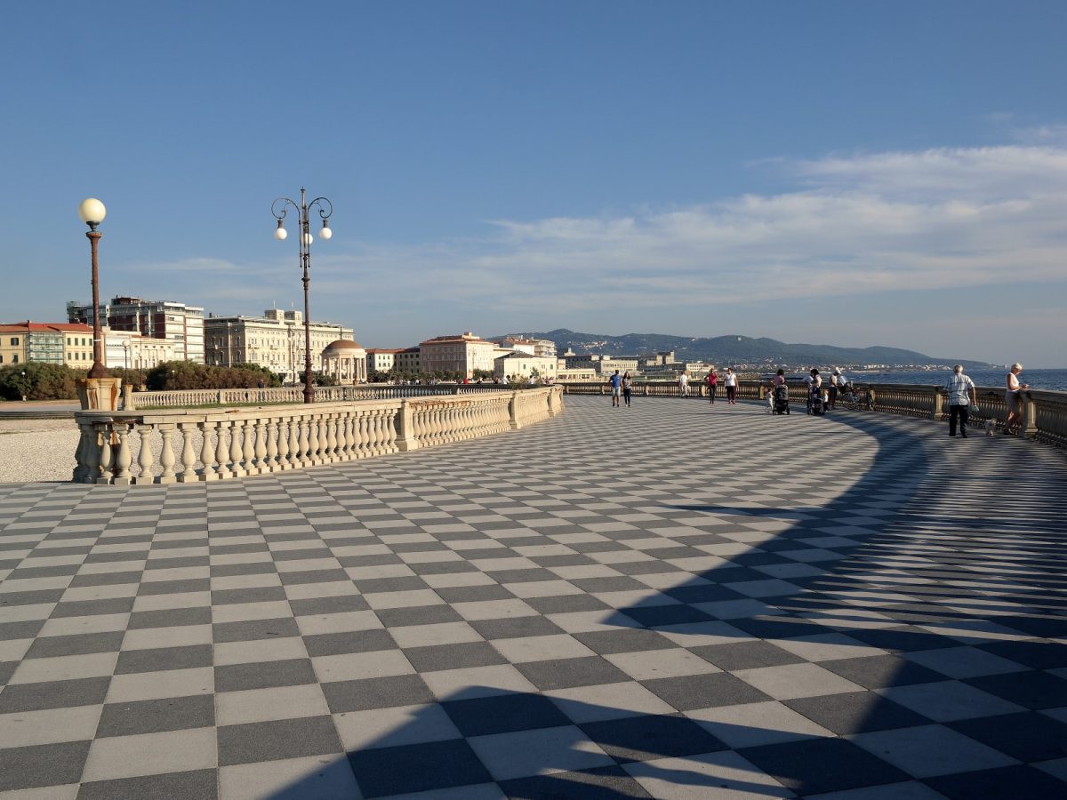 Terraço Mascagni Em Livorno, Ponto De Vista Ao Longo Do Mar Com O