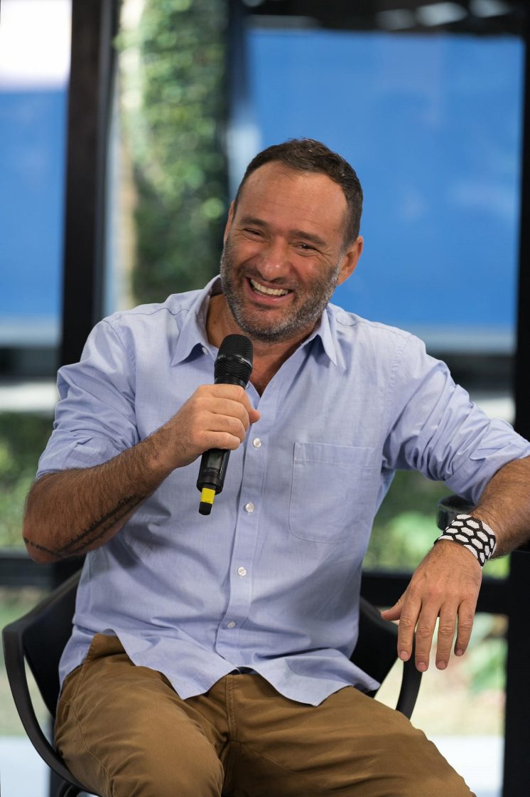 Marcelo Rosenbaum sentado, segurando microfone