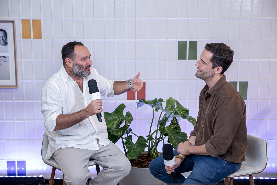 Marcelo Rosenbaum conversando com Pedro Andrade, ambos sentados e segurando microfone