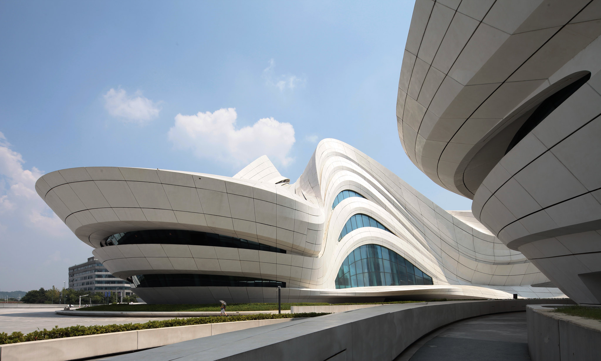 O estilo arquitetônico desenvolvido por Zaha Hadid é como uma assinatura