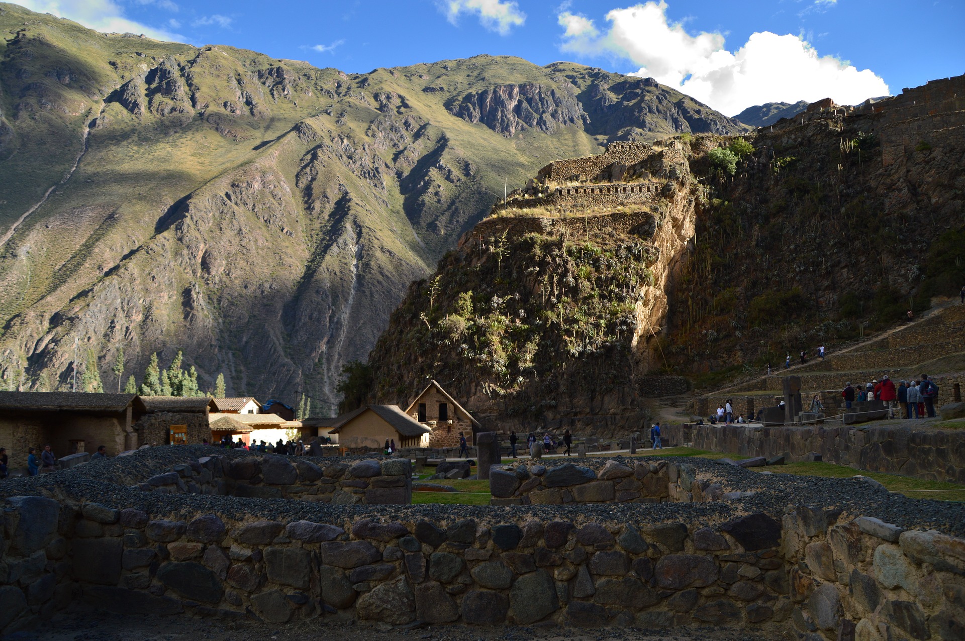 A mistura de construções atuais com a arquitetura inca é muito presente no Peru
