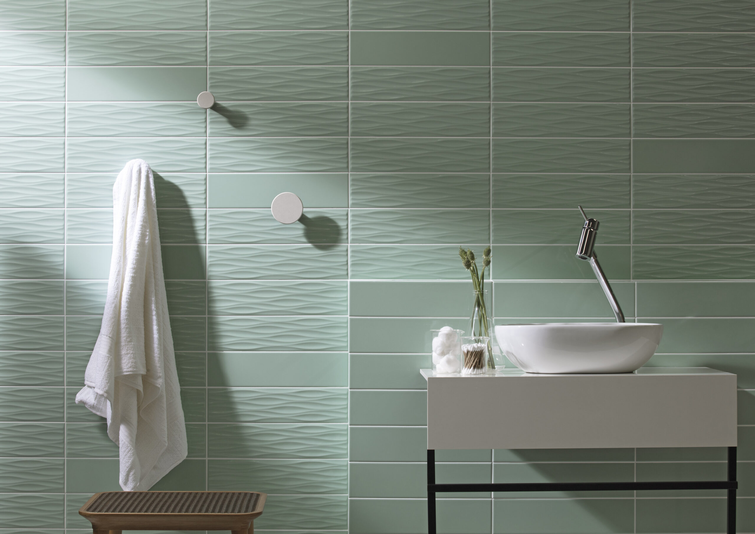Os revestimentos com relevo proporcionam resultados muito interessantes nas paredes dos banheiros (Projeto: Portobello S.A.)