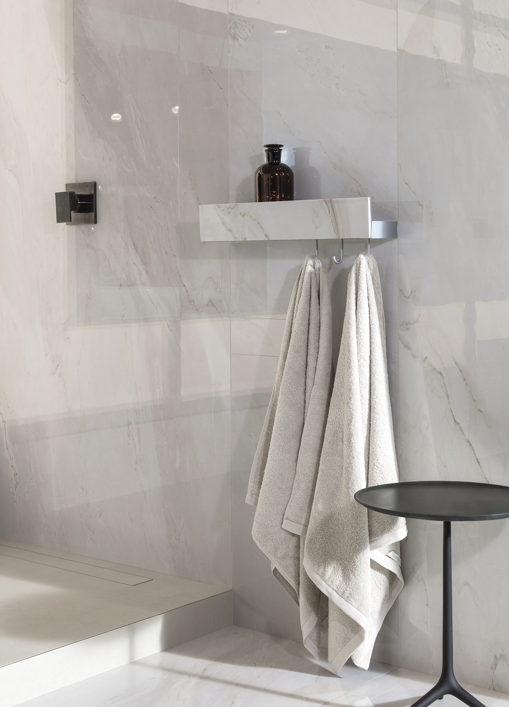 Para os banheiros minimalistas, o porcelanato que recria o mármore Palissandro é uma excelente escolha