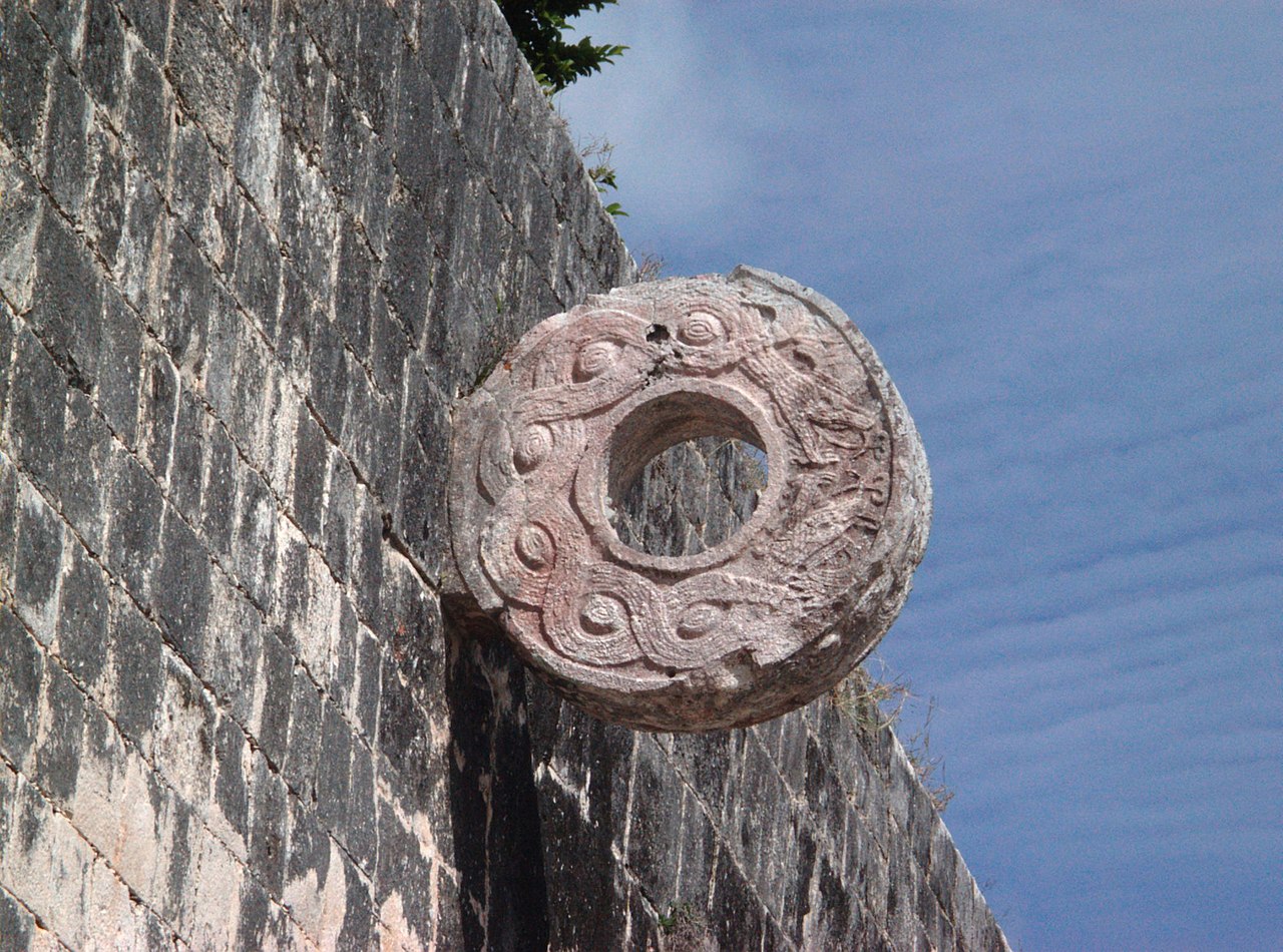 Detalhe do campo de jogo de bola mesoamericano em Chichén Itzá