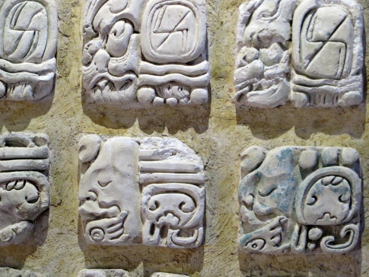 Esculturas maias encontradas em Palenque