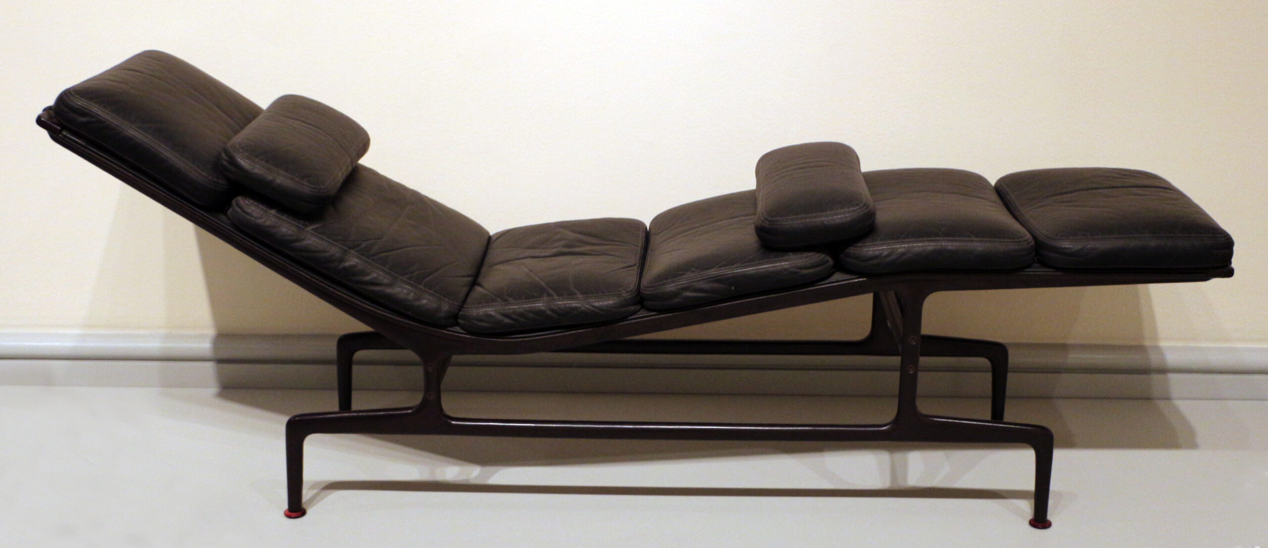 O conforto proporcionado é uma das principais características da Eames Chaise