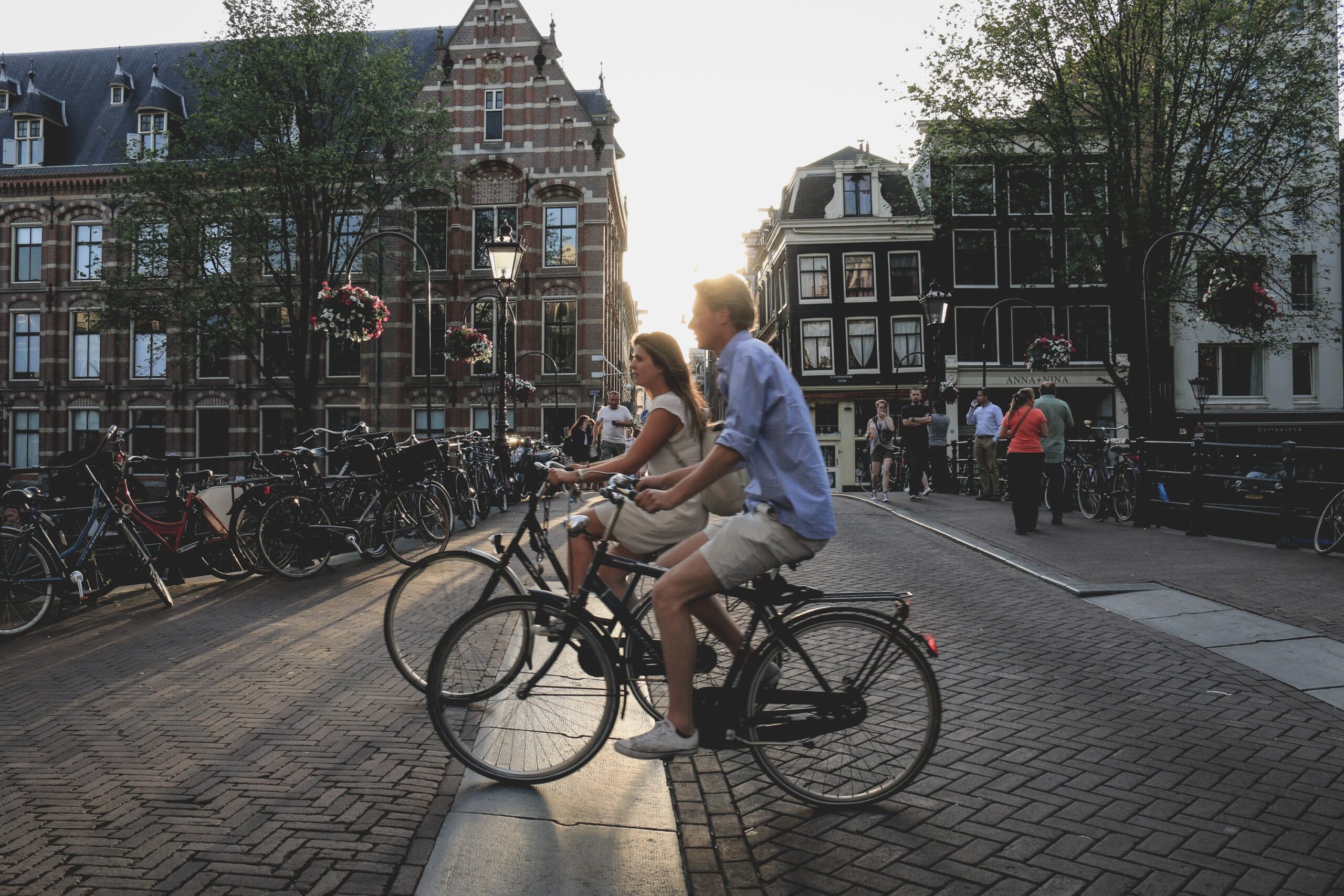 Amsterdã é considerada uma cidade inteligente, principalmente graças ao fato de a maioria da população usar a bicicleta como meio de transporte