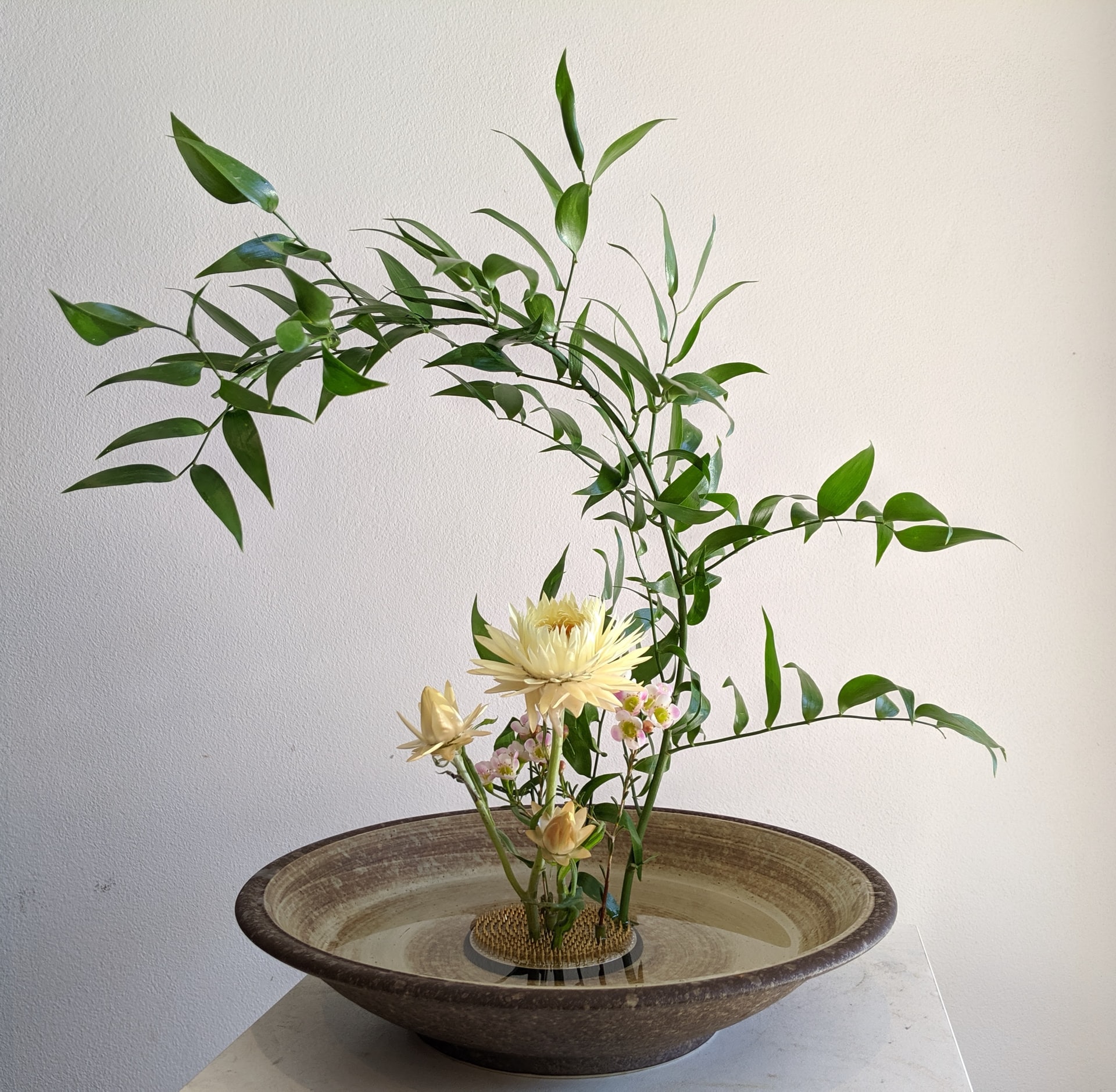 Ikebana em vaso baixo