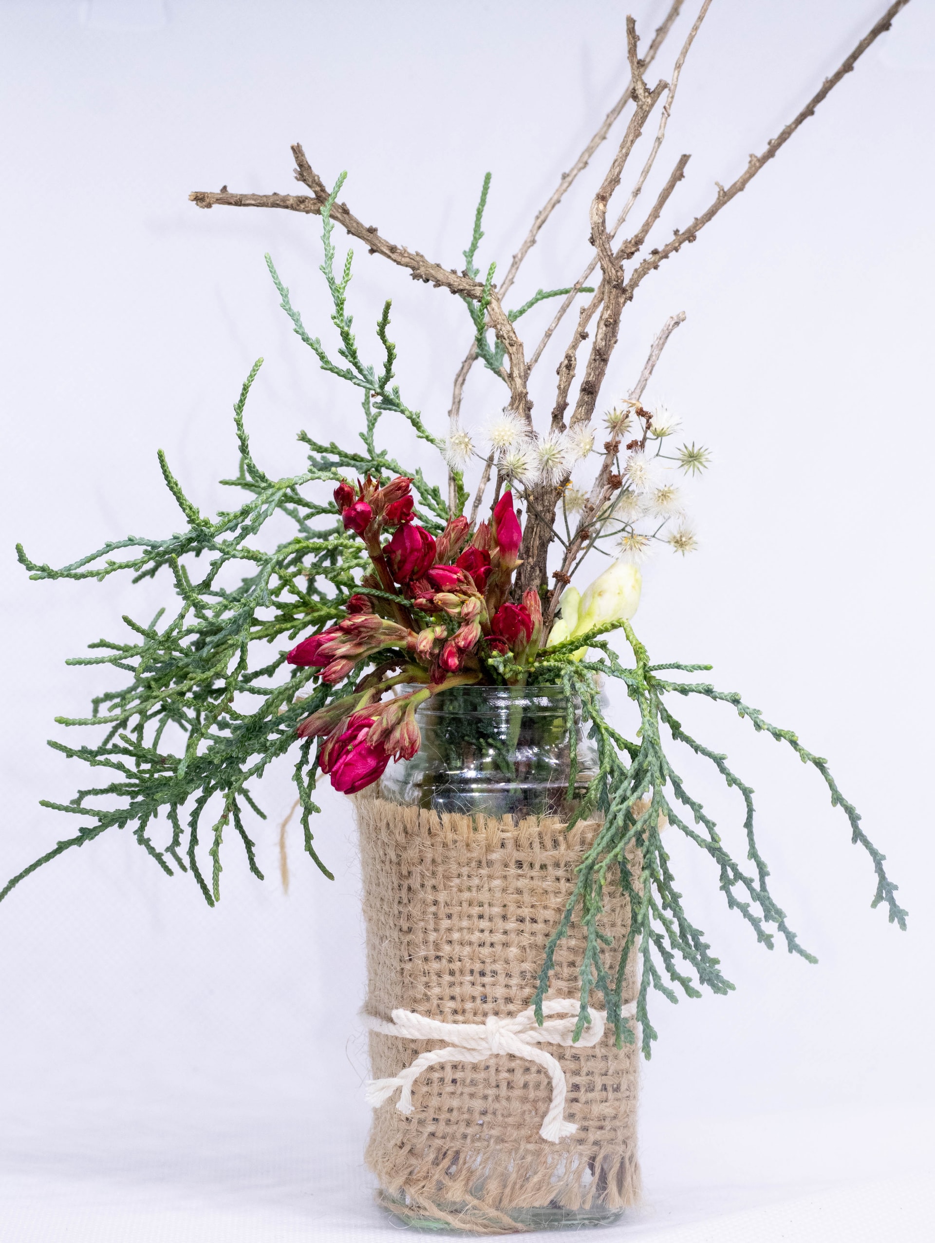 Ikebana em vaso decorado