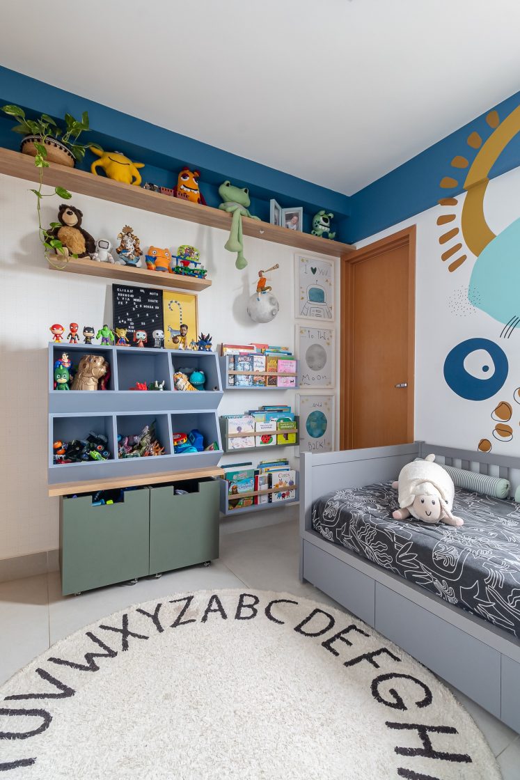 Quarto infantil com parede com prateleiras e brinquedos