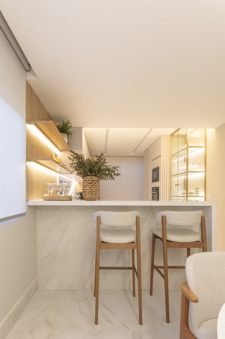 Bancada de cozinha americana com banquetas