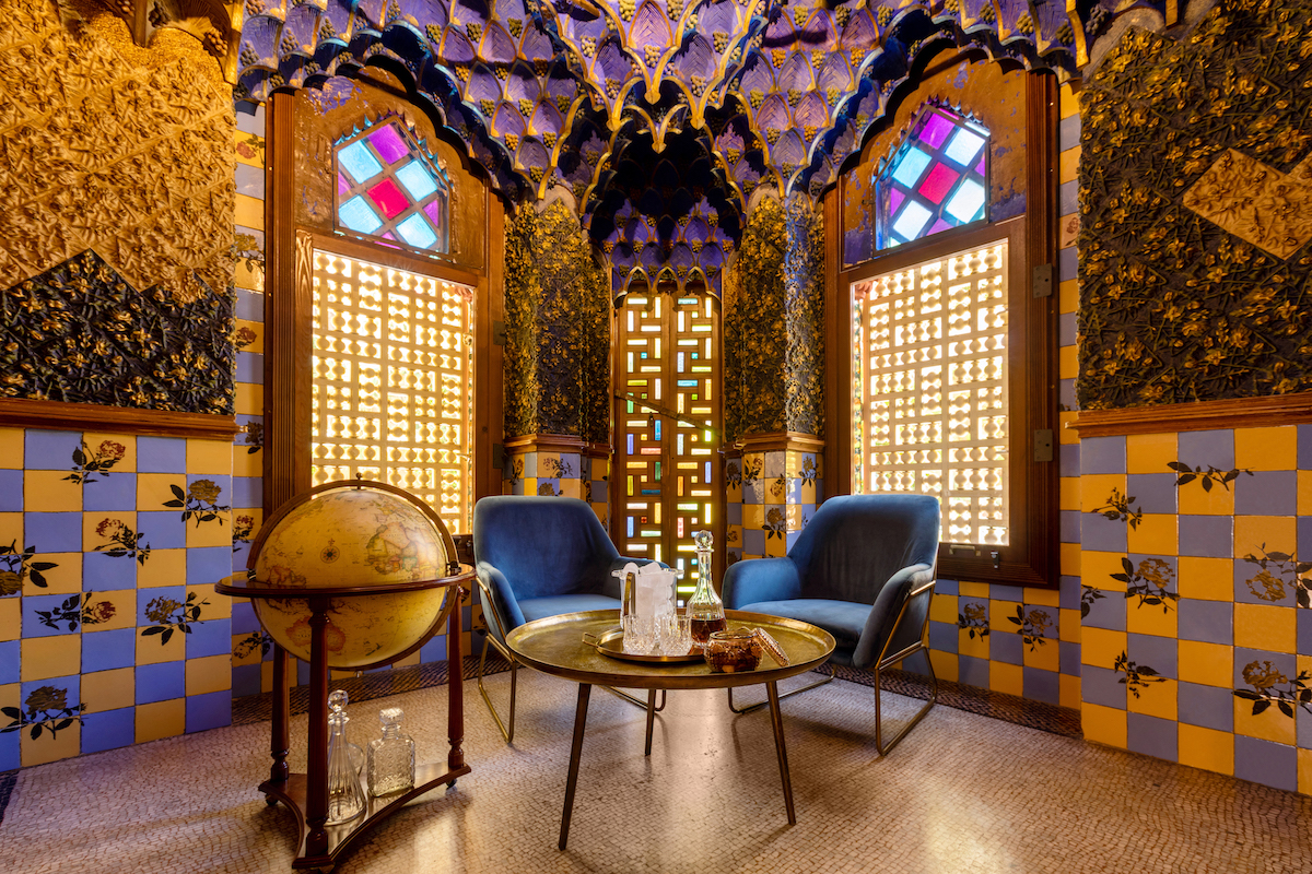 A recriação dos espaços e mobiliário dentro da Casa Vicens, projetada por Gaudí