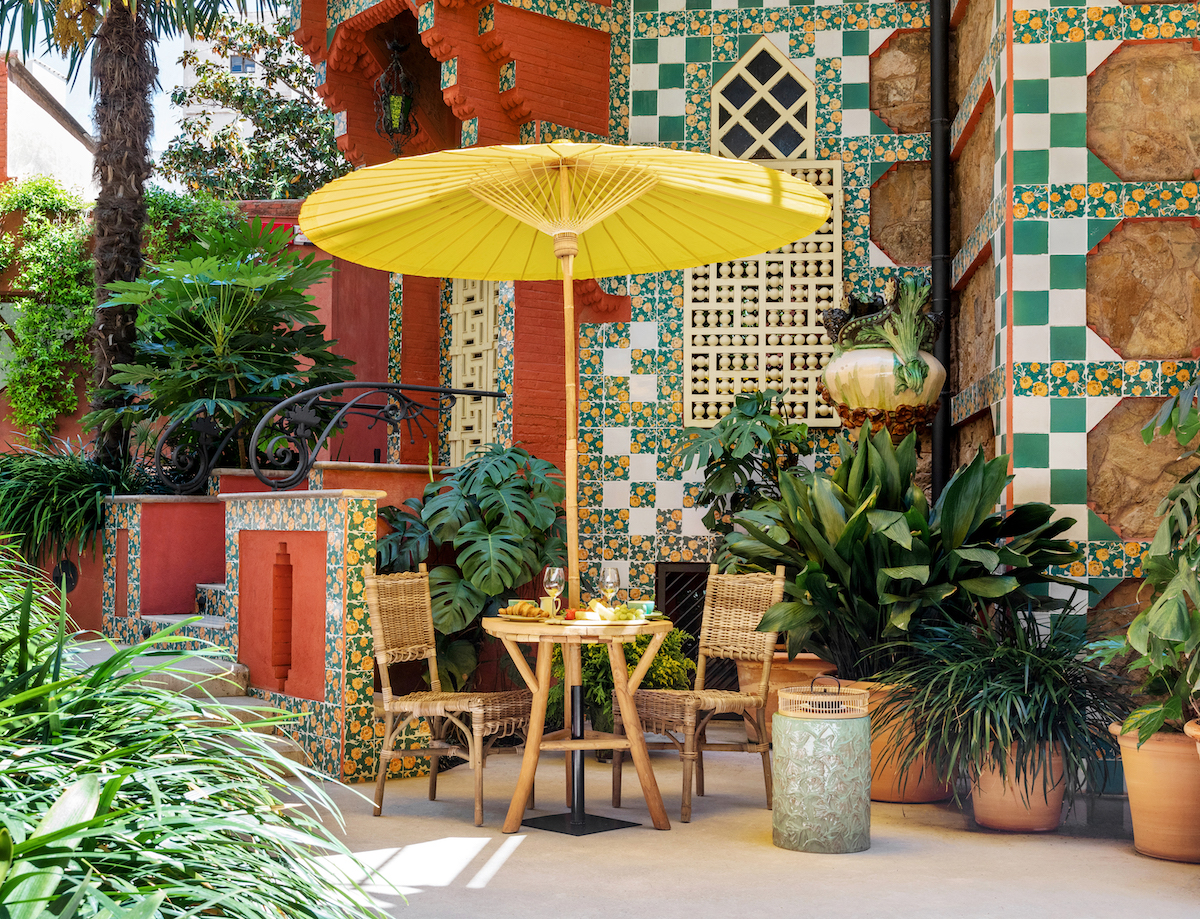 O café da manhã servido no jardim externo projetado pelo arquiteto Gaudí