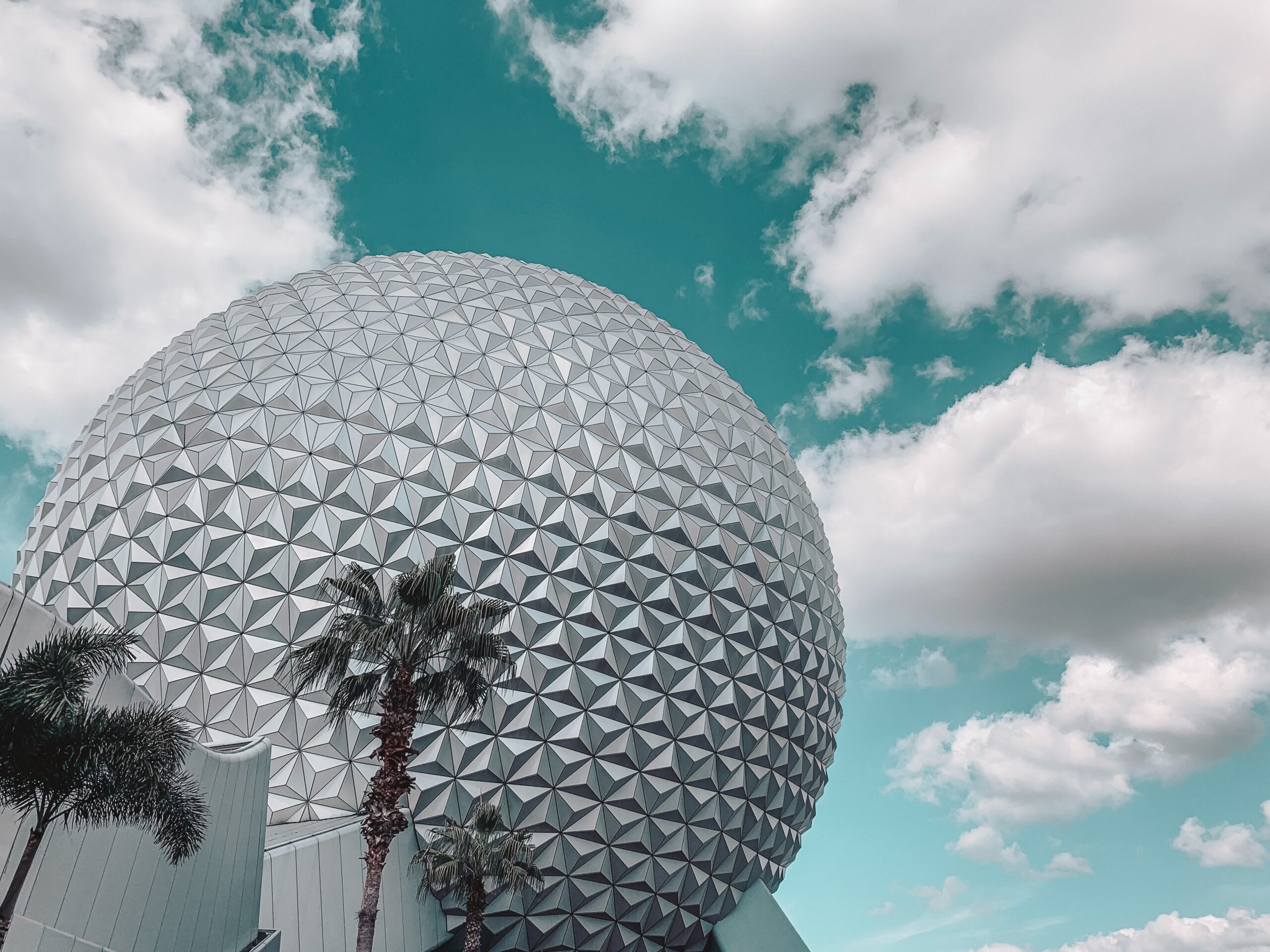 O Spaceship Earth é o principal símbolo do Walt Disney World Resort desde a sua inauguração, em 1982 