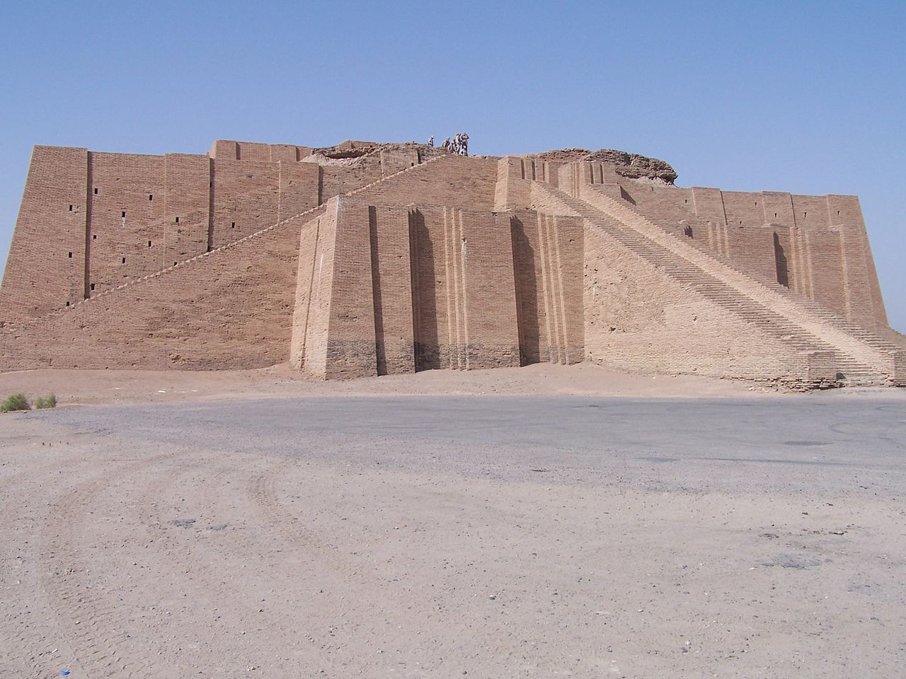 Fachada reconstruída do Zigurate: estrutura babilônica muito comum na época