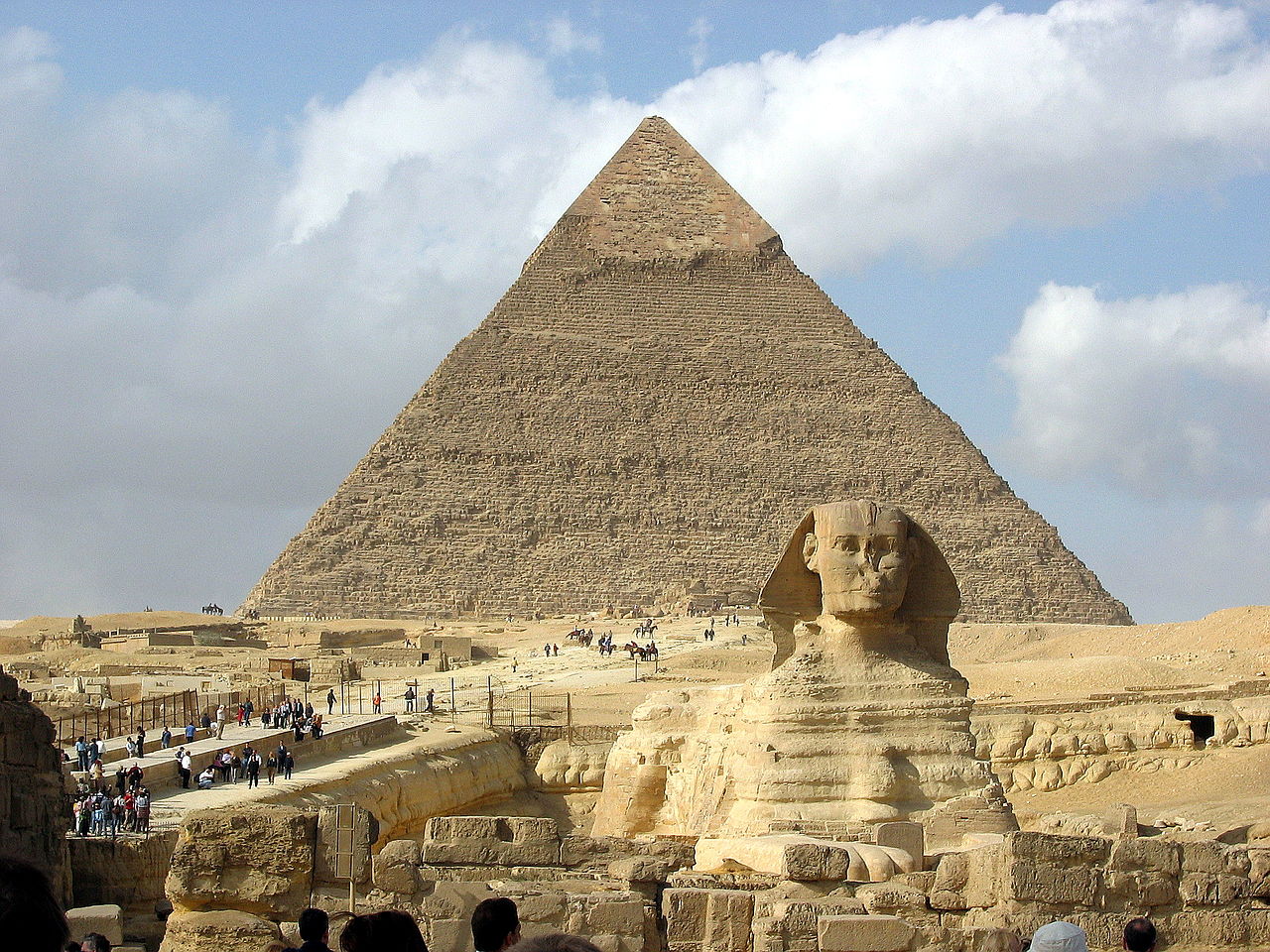 A Esfinge de Gizé com a Pirâmide de Quéfren ao fundo