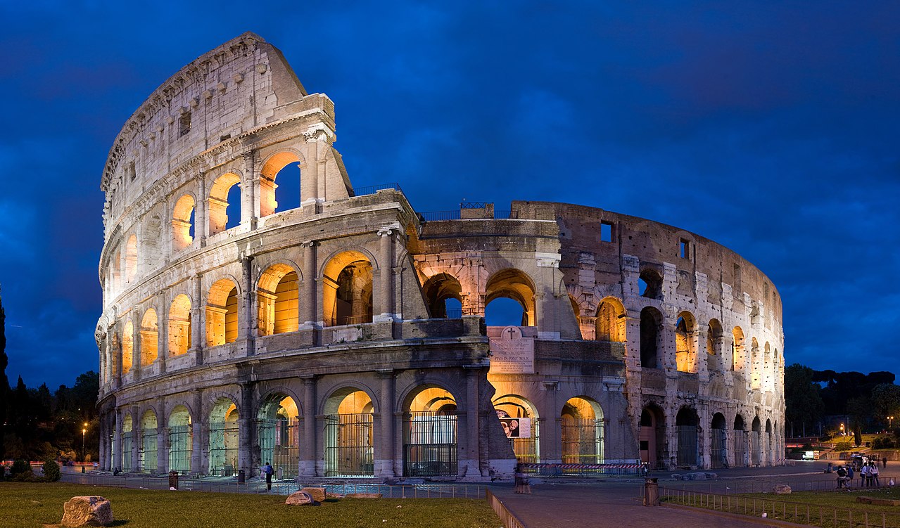 O Coliseu, um dos mais célebres exemplares da arquitetura romana, que podia abrigar entre 50 e 80 mil espectadores