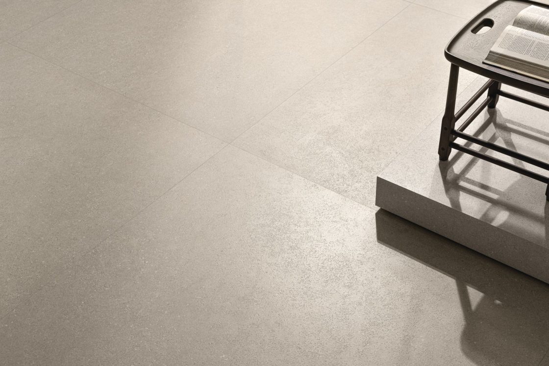 Ambiente com porcelanato que reproduz limestone no piso