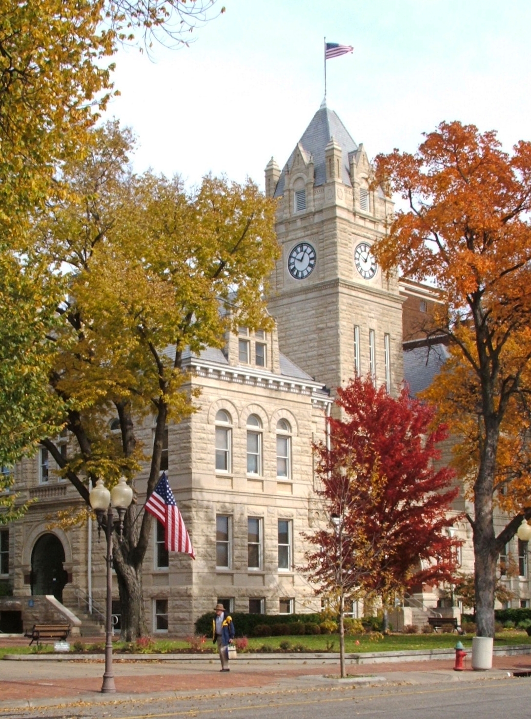 O Tribunal do Condado de Riley, nos Estados Unidos, é um exemplo de construção que utiliza o Limestone na sua fachada 