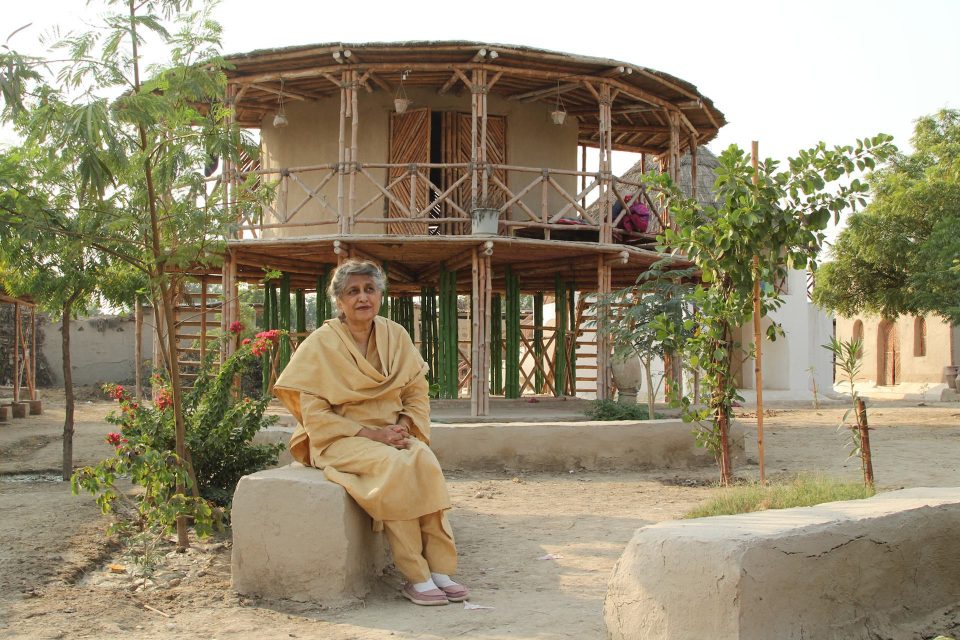 Após se aposentar e lidar com diversas famílias desabrigadas de um terremoto, Yasmeen Lari teve um recomeço na sua carreira 