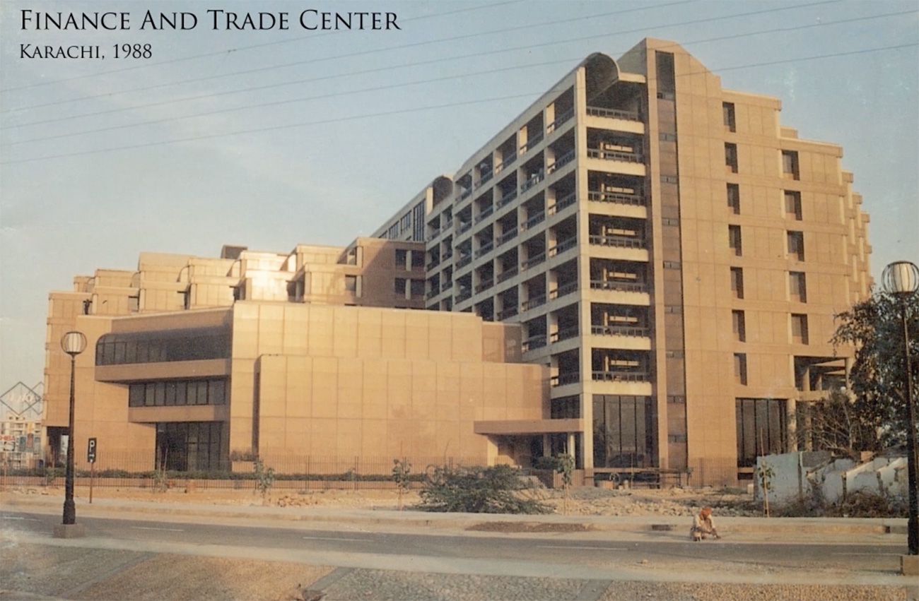 O Finance and Trade Center de Karachi é um dos exemplos da arquitetura de Yasmeen Lari enquanto ela mantinha seu próprio escritório
