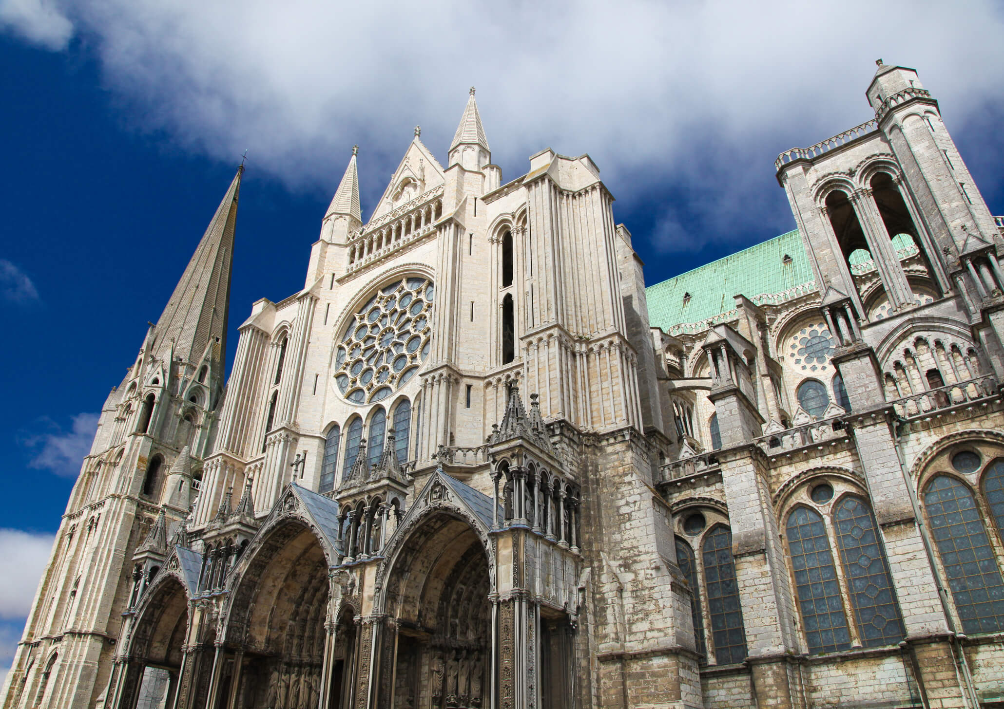Imagem frontal da Catedral de Chartres